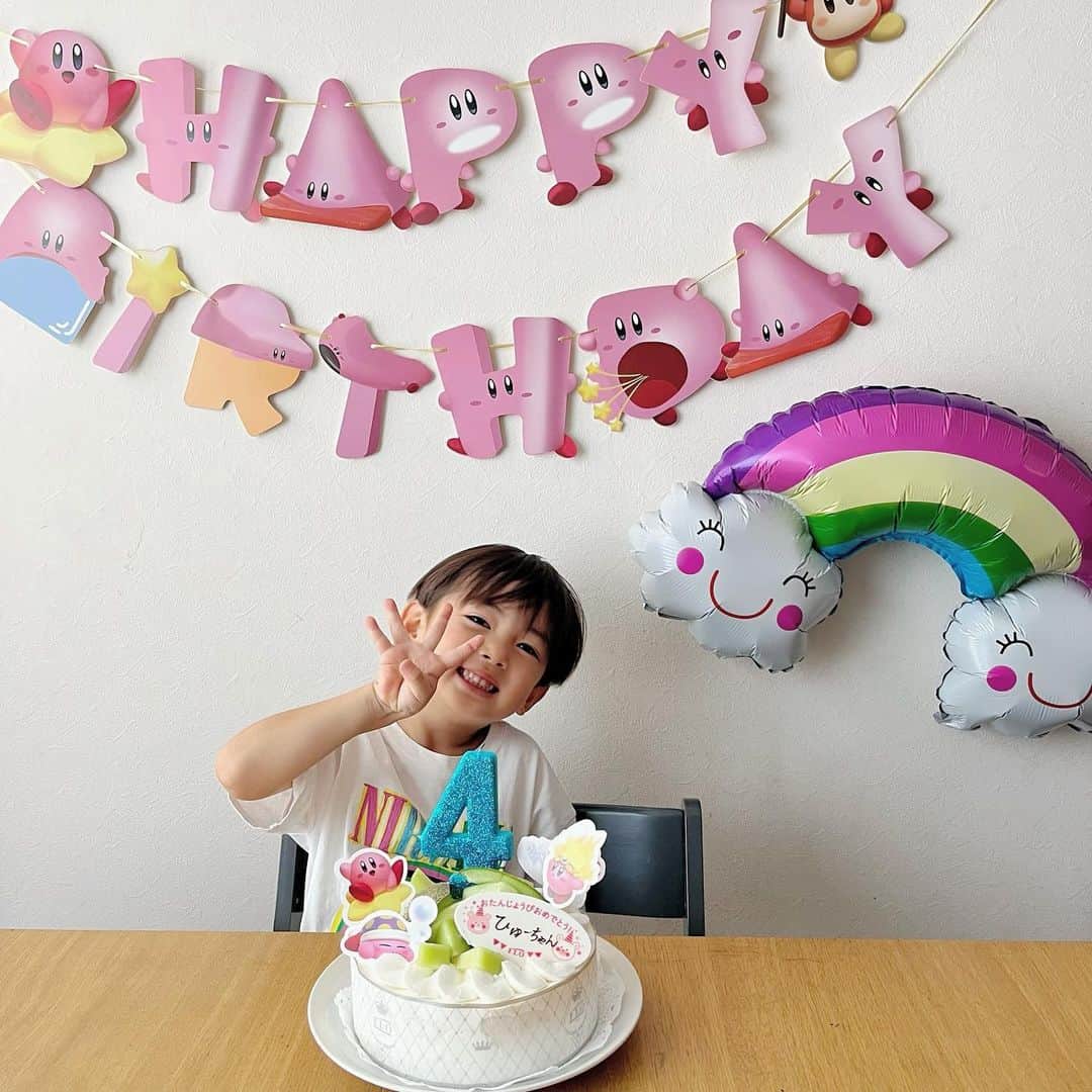 クリスティー麻里子のインスタグラム：「My second son’s 4th birthday 🥳   ママあるあるだろうけど、 写真見返すだけで泣いちゃう…😭  とにかく、 ママの子として生まれてきてくれて 本当に本当にありがとう💖  これからも頑張って大切に育てます💪🏻👩🏻🩵  まだまだウルトラマン熱は冷めてないけど、 最近カービィゲームにハマってて 息子の希望でお誕生日のテーマは カービィでした💖  .  #4歳誕生日 #4歳 #4歳男の子 #3歳差育児 #3歳差兄弟 #誕生日サプライズ #誕生日飾り付け #カービィ #カービィケーキ #男の子ママ #兄弟ママ #三児ママ #三兄弟 #三兄弟ママ」