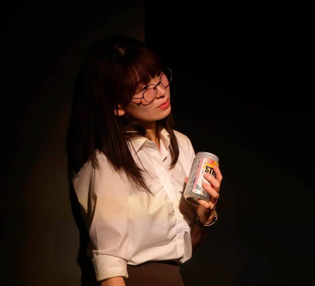 橘花梨のインスタグラム：「舞台『あいつをクビにするか』先日無事に幕開けまして、休演日も終わり、残り8ステージとなりました。連日たくさんのご来場、本当にありがとうございます。27日(日)まで駆け抜けます。劇場でお会いしましょう✌︎  撮影：渚ひろみさん  #舞台 #演劇 #ぽこぽこクラブ #あいつをクビにするか #シアタートップス  #stage  #theater」