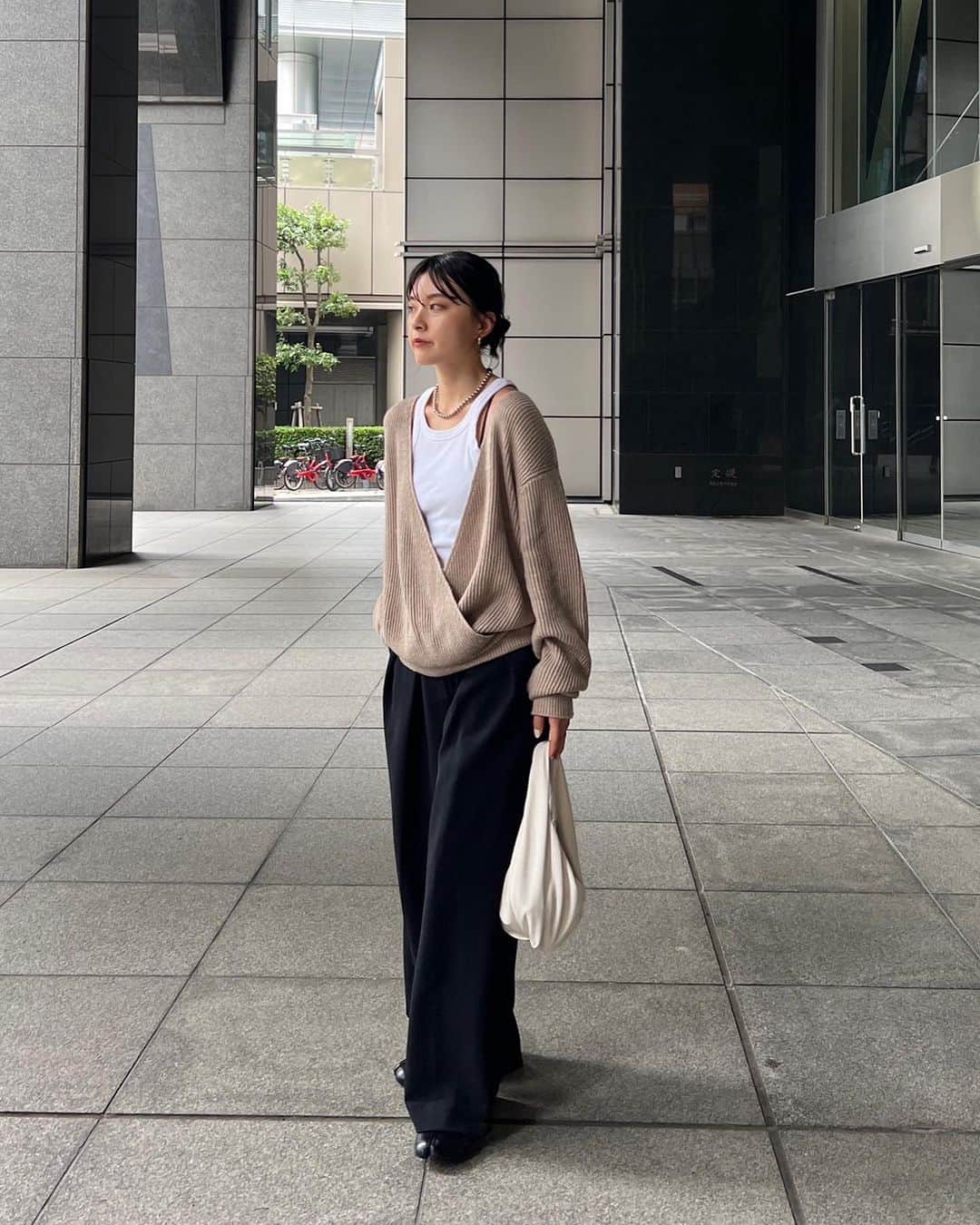 ETRÉ TOKYO ストアのインスタグラム：「@etretokyo  【 '23 Winter Pre Order 】 ㅤㅤㅤ ㅤㅤ #ETREカシュクールニットプルオーバー BEIGE / GREY F size ¥24,200(tax in)  ㅤㅤㅤ  新宿スタッフ @etretokyo_nami 167cm ㅤㅤㅤ@etretokyo_tobi 157cm  本社スタッフ @sakiko_113 154cm  ㅤㅤㅤ 着用カラー：BEIGE ㅤㅤㅤ ㅤㅤㅤ  - - - - - - - - - - - - - - - - - - - - - - - - - - - -  商品詳細はTOPページURLよりチェック🔍 ›› @etretokyo_store  ㅤㅤㅤ スタッフコーディネートも毎日更新中【 #etretokyo_staff_ootd 】をフォロー🐿️  TOPページの"フォロー中"から 気になるスタッフのアカウントをフォロー🤝  - - - - - - - - - - - - - - - - - - - - - - - - - - - -  ⁡  ㅤㅤㅤ 【INFORMATION】 ⁡ ⁡ ETRÉ TOKYOでは 冬の先行予約会を開催いたします。  -開催期間-  ◼️LUMINE SHINJUKU 8/24(thu) - 8/30(wed)  ◼️ONLINE STORE 8/24(thu)19:00 - 8/31(thu)12:00  ※予約受注会となります。 新宿店にてサンプルのご用意もございますので ご試着も可能です。 予約枠に上限がございます。  ※予約商品の画像はサンプルで撮影しております。 実際の製品と仕様や素材、サイズや色味等が多少異なる場合がございます。  ※お電話でのご予約はできかねます。  ※ご予約後のキャンセルは致しかねます。 お支払いは後払いになります。 ⁡ ※混雑時には入場制限及び試着点数 の制限を設けさせて頂きます。 また、お電話がつながりにくい可能性がございます。  予めご了承ください。 ⁡ ⁡ ご理解、ご協力を賜りますよう 心よりお願い申し上げます。 ⁡ ⁡  ㅤㅤㅤ ㅤㅤㅤ 【LUMINE SHINJUKU STORE】 ETRÉ TOKYO ルミネ新宿2店 TEL：03-5989-0979 ー営業時間ー (平日、土日祝)11:00-21:00  ⁡ #etretokyo #etre  #etretokyoshinjuku #2023etre #etretokyo_staff_ootd #2023aw #受注会 #先行予約 #プレオーダー #スタッフコーディネート #スタッフスナップ #冬服コーデ #ルミネ新宿2 #ニットコーディネート #大人女子コーデ #モノトーンコーディネート」