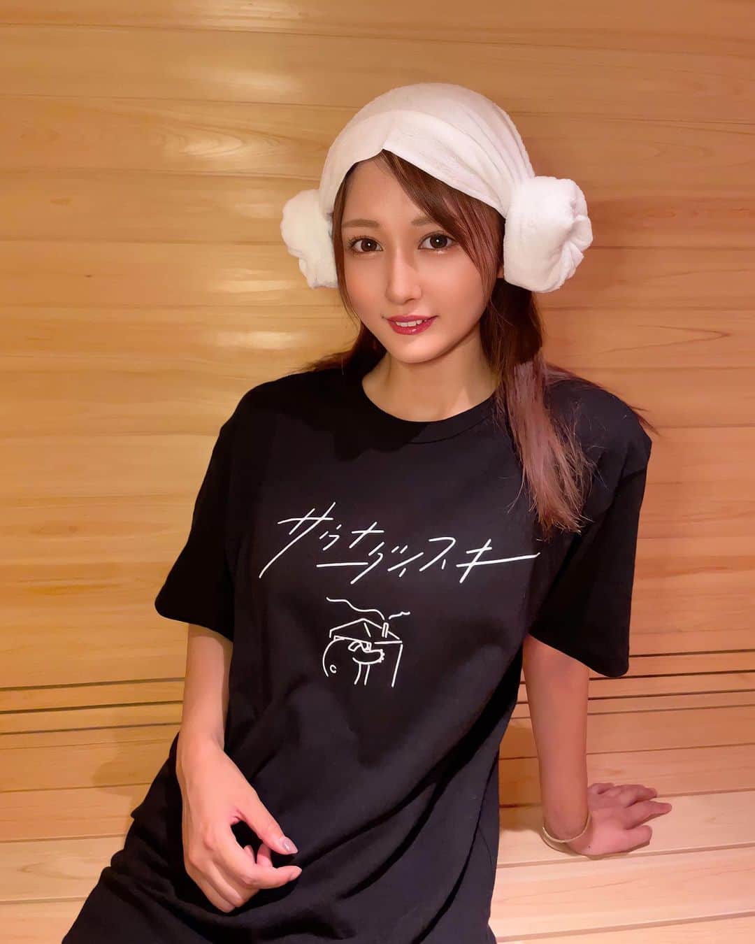 七瀬美月のインスタグラム：「🩵 @sauna._.daisuki の サウナダイスキTシャツ♡(๑･㉨･๑) クマありバージョン🐻可愛い🧸🧖‍♀️  お友達がTシャツ作ったのでみんなも是非Getしてください🌿🩵 福井のサウナ行ってみたい🧖‍♀️🌳チル出来そう𓆉𓆉  Tシャツはクマ居るのと居ないのと 白黒あるよ🤍🖤ʕ•̫͡•ʕ*̫͡*ʕ•͓͡•ʔ-̫͡-ʕ•ʔ*̫͡*ʔ-̫͡-ʔʕ•̫͡•ʕ*̫͡*ʕ•͓͡• ( ◍•㉦•◍ )🌿🥽🩴  ここのピンクのサウナハットもめっちゃ可愛いから サイトに見に行ってみてね🩷🩷  #サウナダイスキ#サ活#サ道 #サウナー#サウナイキタイ#ととのう#サウナすき #サウナ女子 #サウナハット #サウナ部#サウナ #🧖‍♀️#♨️#Tシャツ#黒Tシャツ #Japan  撮影場所→ #kareliasaunaspa」