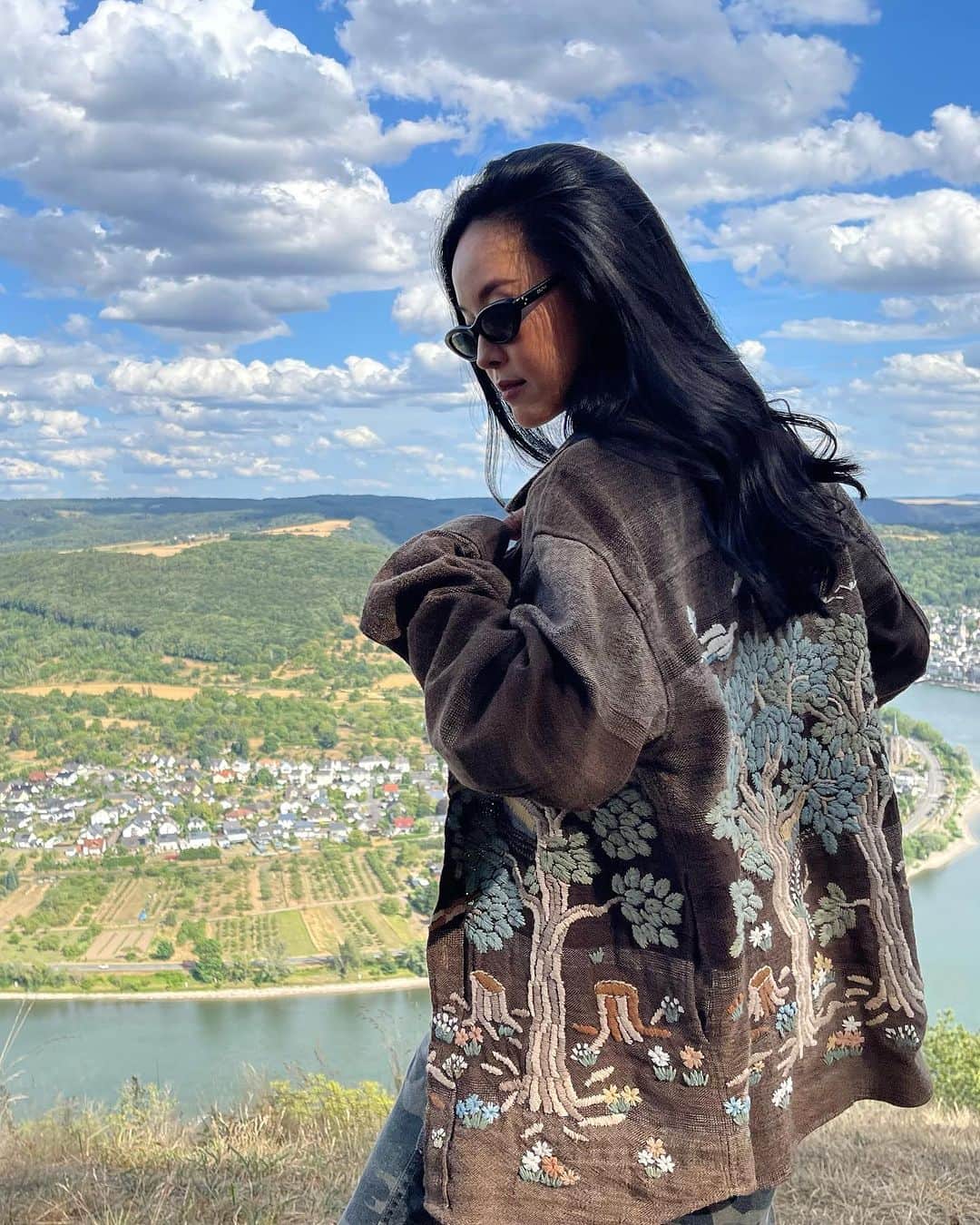 Amata Chittaseneeさんのインスタグラム写真 - (Amata ChittaseneeInstagram)「👑 Bits&bobs along the Rhine river 🇩🇪 I’m wearing Thai textiles, dyes with native plants and hand embroidered with a story of biodiversity being lost & forest being cut down by people who has higher authority and how local people fight to protect their home-lands @bhukram.thailand #pearypiearoundtheworld #germany #rhineriver #rhinerivercruise #pearypiewearsthaifabric」8月22日 13時26分 - pearypie