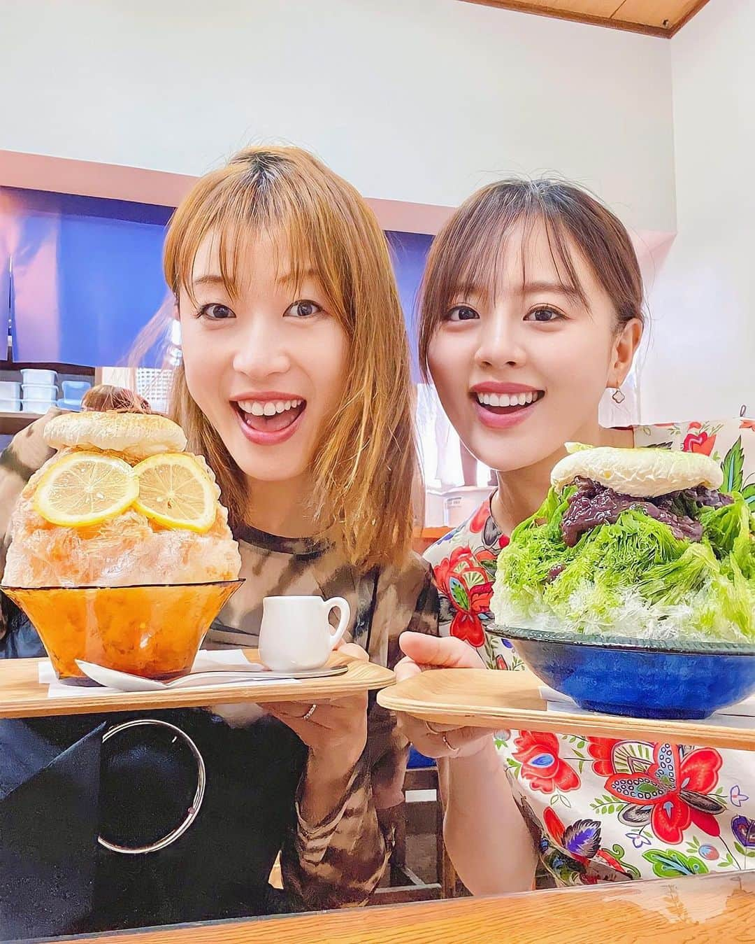 夕霧らいのインスタグラム：「前回の投稿に引き続き、お泊まり２日目の様子👭  夫おすすめのかき氷屋さんに、ひなのちゃんと🍧 意外にもこのかき氷は、マッチョのマスター作💪 筋肉ムキムキなのにこんな繊細なかき氷が作れるなんて🤭  最近、大人が食べているものに興味津々な娘👶 こんな暑い日の美味しいかき氷🧊 めちゃくちゃ食べさせてあげたかったなぁ〜🥹 と言うことで、大人3人で美味しくいただきました😋 娘には、裸エプロンで涼しく離乳食を食べさせました☺️ . I'm happy to be blessed with friends. Friends who can enhance each other are the best. . . #かき氷 #紅茶ティラミスかき氷  #宇治金時かき氷  #2枚目 #食べたがる娘  #あげたい気持ちをぐっと我慢😫  #3枚目 #大喜びの娘  @hinano_mai  #あやし上手 @satchy725  #ファミリア #可愛いエプロンありがとう  #感謝」