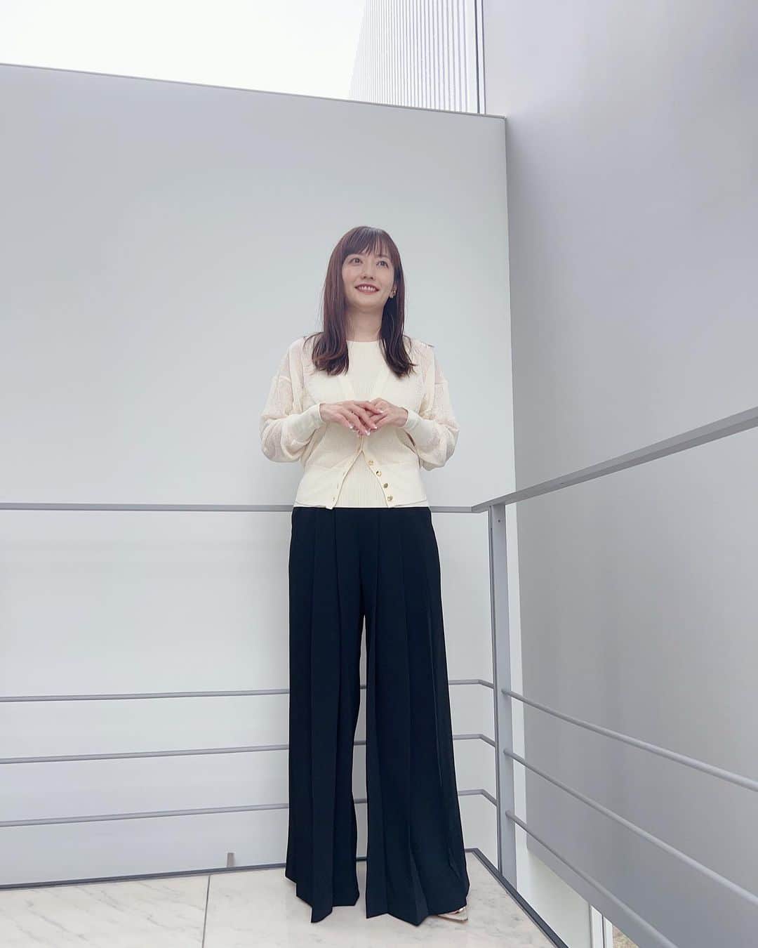 島本真衣のインスタグラム：「今日の衣装です🤍 見てくださった皆さん、ありがとうございました🎤  #シアーカーディガン #リブニット @nord_cadre   #ワイドパンツ @stumbly.official   #ピアス #イヤーカフ @pontevecchio_jp   #ミュール @kanematsu_official」