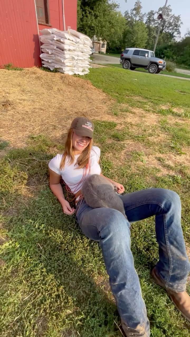 レイン・マッケンジーのインスタグラム：「Loving my boys as much as I can before I leave on my travels   Horse facts:   Horses can read your emotions  They know your heart beat foot steps and smell  They have a positive effect on heart health  Horses are Therapeutic for those with anxiety, ptsd, trauma and disabilities  They are family oriented herd animals who form strong family bonds.   #horses #horselover #horserescue #horsegirl #cowgirlfashion #minnesota #farmlife」