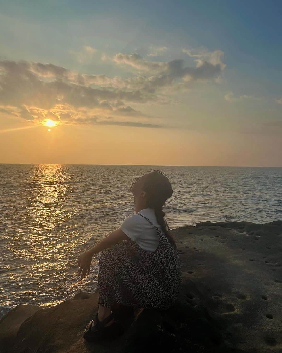 大平萌笑さんのインスタグラム写真 - (大平萌笑Instagram)「🌅𓆡⋆⋆  和歌山白浜に行ってきたよ♡ お昼はとれとれ市場で海鮮丼を食べて、夕焼けは千畳敷で✨️ 海辺だから涼しくて心地よかったあ。 自然のパワーいっぱい貰った🌱𓂃 𓈒𓏸  #和歌山 #白浜 #千畳敷 #夕日 #海」8月22日 18時00分 - ohiramoe