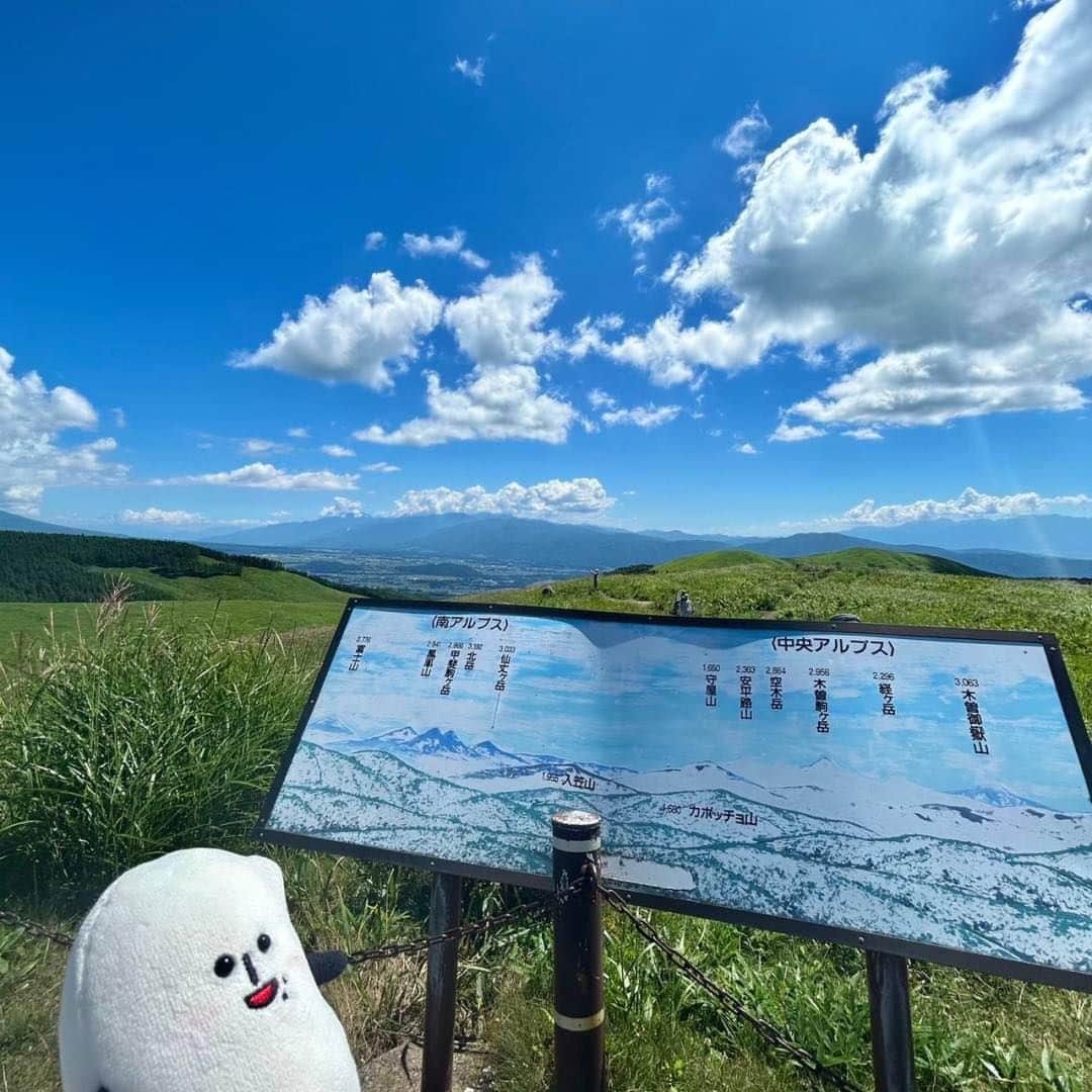 コメ助のインスタグラム：「.  とっても天気が良かったので #長野県 #霧ケ峰高原 に行ったコメ🚙✨   \ 標高1600m / ということもあって涼しかったコメ🍃🌬️  #ロープウェイ や #お馬 産に乗れて、 ずーっとドキドキワクワクしてたヨネ🫣❣️  いつもより空が近くて 雲に手が届きそうだったコメ☺️☁️  みな産のオススメの自然スポットや 夏休みの思い出も教えてもらえたら嬉し稲っ🥺📝  #旅 #旅行 #高原 #山  #ビーナスライン #空 #絶景 #景色 #夏休み #思い出 #ゆるキャラ #コメ助」