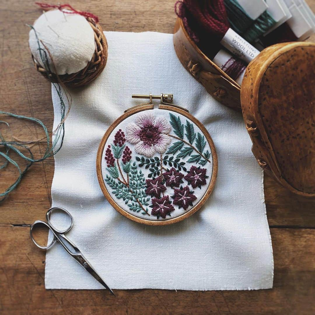 樋口愉美子さんのインスタグラム写真 - (樋口愉美子Instagram)「. 早く秋が来ないかな🥀  #embroidery #stitching #flowerpattern #yumikohiguchi  #broderie #bordado #вышивка #자수 #needlework #linen #embroideryArt #pattern #handembroidery #handmade #contemporaryembroidery #樋口愉美子 #刺繍 #刺しゅう #手芸 #手仕事のある暮らし #秋色 #秋が好き #シェーカーボックス #古道具 #アンティーク #刺繍道具」8月22日 13時38分 - yumikohiguchi