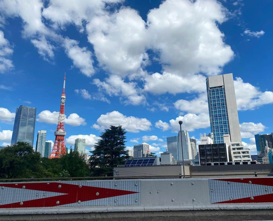 中野明海のインスタグラム：「２０２３．８．２１  ☁️☁️☁️☀️☁️☁️☁️ 色んなところで撮影。🗼☁️  暑い熱い夏の1日でした☁️☁️☁️☁️☁️  #ご飯食べて水分取って👍🏻✨ #夏  #東京 #🗼」