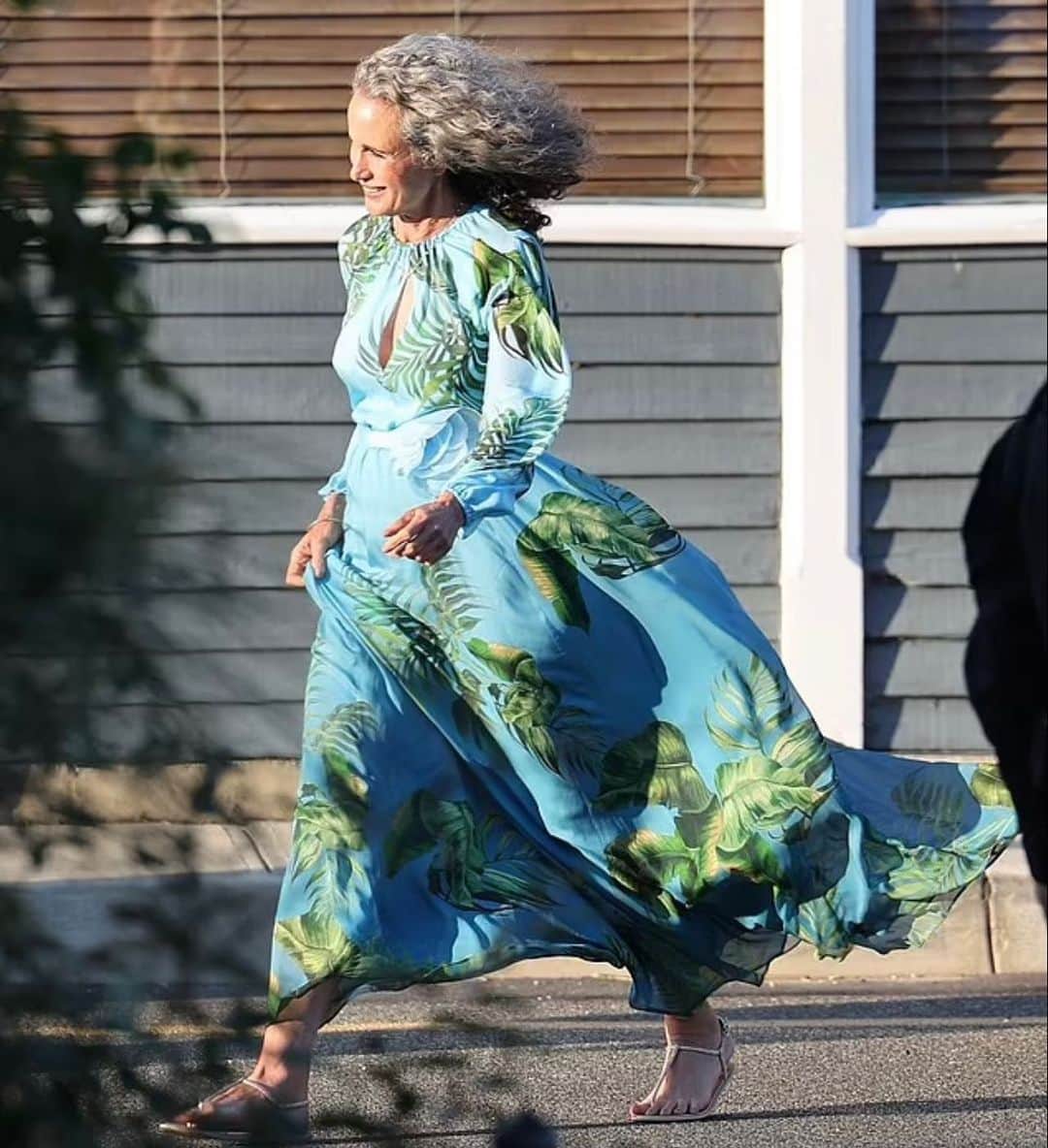 シンシア ローリーのインスタグラム：「@andiemacdowell showing us how a beachside wedding look is done!  • • •  • Wearing the Messina Silk Dress with an Organza Flower Tie styled as a belt // photo: @dailymail」