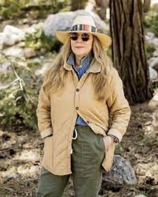 シンシア・ニクソンのインスタグラム：「I'm sick to hear of the senseless murder of an amazing woman and LGBTQ ally, Lauri Carlton.  She was a shop owner in Lake Arrowhead CA.  She had a Pride flag flying outside her store and a person who didn't like it ripped it down. When she objected he shot her dead. Lauri was married to the same man for 28 years and together they shared 9 children. Her many acts of kind generosity and good neighborliness were well known in her community. Her beloved family and many friends are reeling from her sudden, violent death. When lies and hatespeak about queer people are pumped out into the atmosphere by those with big megaphones it can ignite people like Lauri's killer into this kind of unfathomable  savagery. Lauri was a hero. She was fearless  The way she lived her life should be an example to all.  It is on us to remember her and tell her story. #LauriCarlton」