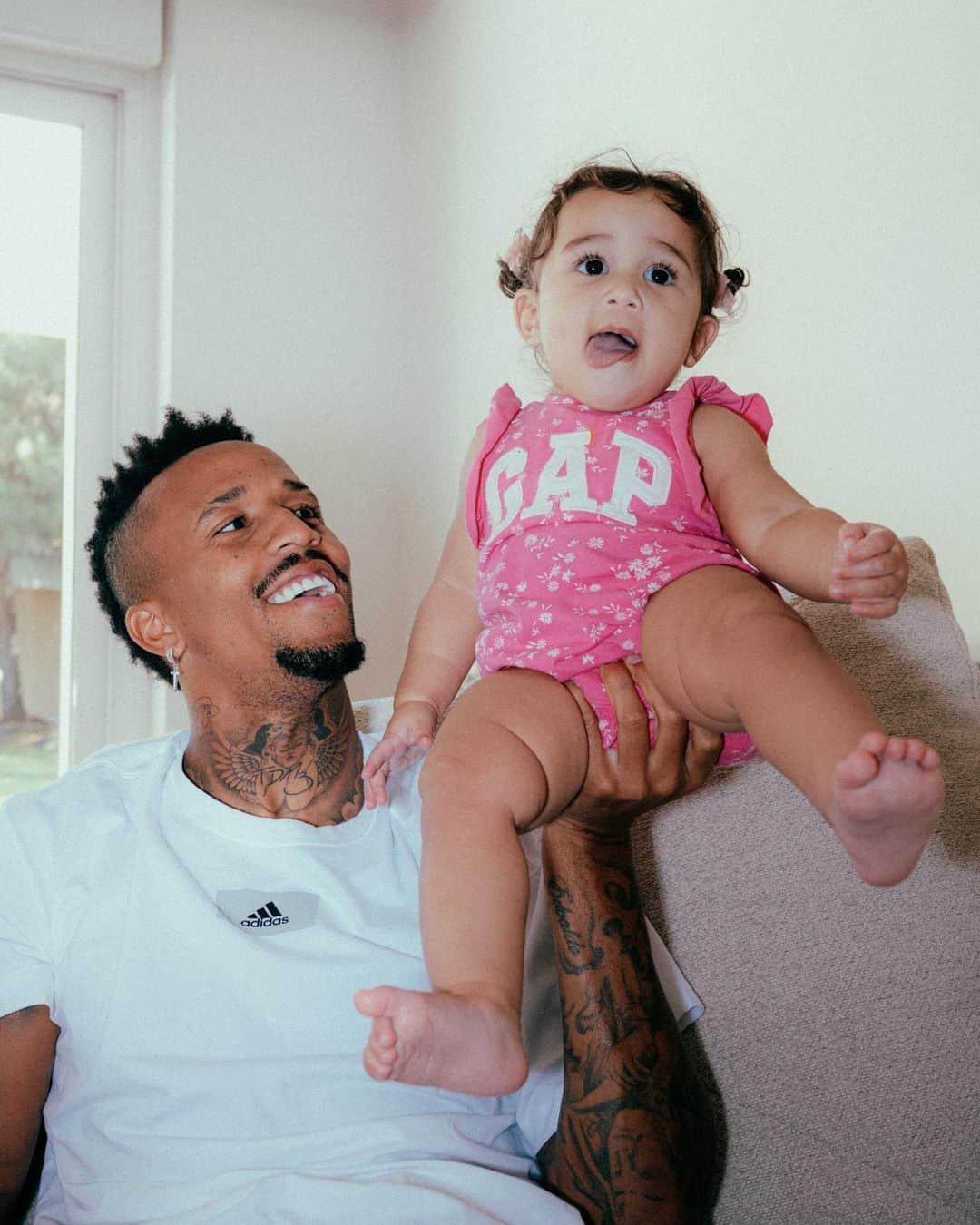 エデル・ミリトンのインスタグラム：「Com você ao meu lado me sinto completo e sei que voltarei ainda mais forte! Te amo, filha! Juntos vamos vencer essa! ❤️  Aproveito para agradecer o apoio e carinho de todos nos últimos dias!🤍 🙏🏾」