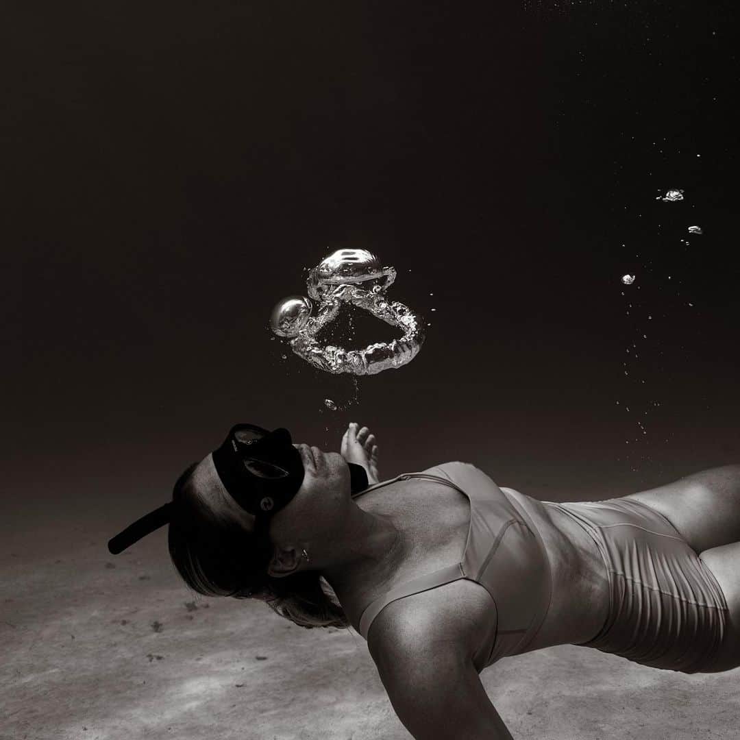 フェリシティー・パルマティアーのインスタグラム：「Learning the art of breath control transcends far beyond feeling comfortable in the ocean. It’s a powerful tool that extends to managing stressful situations in life 💙 Photos @be_ryder」