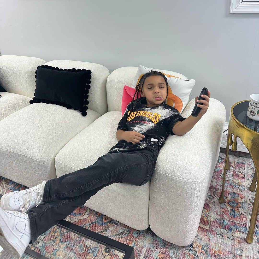 カイリン・ローリーのインスタグラム：「Another long day at work AKA mom’s office 🥱😂」