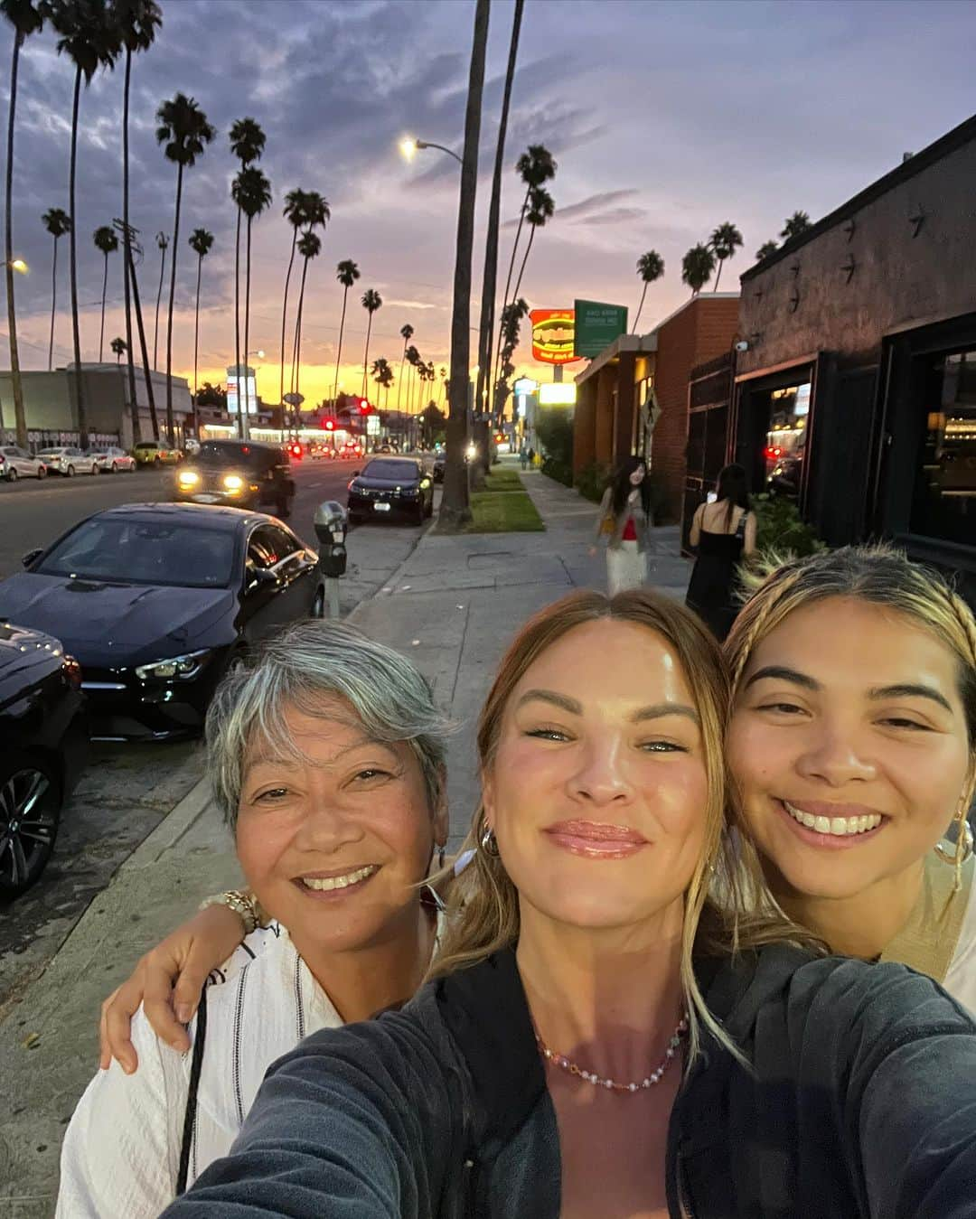 ヘイリー・キヨコさんのインスタグラム写真 - (ヘイリー・キヨコInstagram)「This past weekend I got dinner with Becca and my mom. I had a moment during dinner where I felt  a part of my younger self being healed. When I was a teen I had always dreamed of feeling comfortable and safe getting dinner with my mom and my future gf.  A week before that, I got to go to the mall with my friends and Becca. I felt my younger self being healed as well. Remembering being a teen and idolizing people who got to hold hands with the person they loved at the mall, getting coffee, browsing, surrounded by friends. That was a big dream of mine.   Dreams can come in many ways. Some can be in the form of art, work, security… some can be as simple and as massive as feeling safe to be yourself.   Whatever you are dreaming of today keep reaching for it.   16 year old Hayley would be in shock and so happy.  Dream complete ✅」8月22日 5時08分 - hayleykiyoko