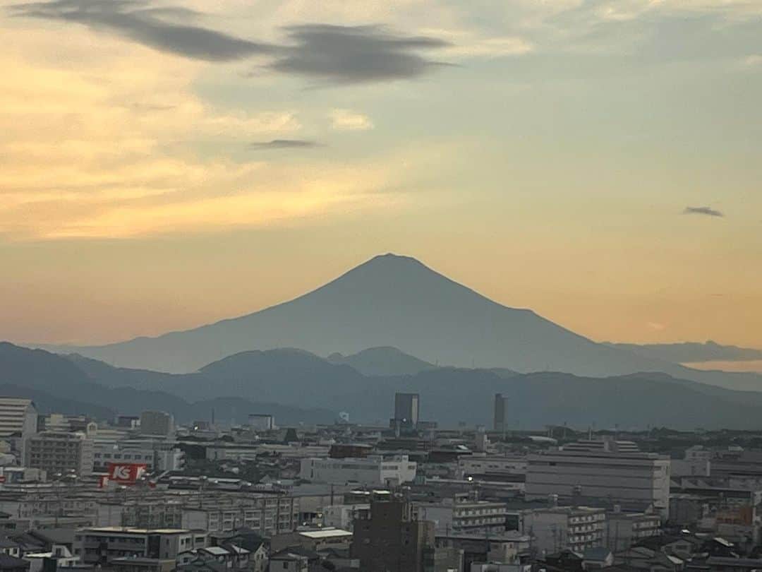 牧野克彦のインスタグラム：「おはようございます。8月22日が始まりました。素敵な富士山が見えています。」
