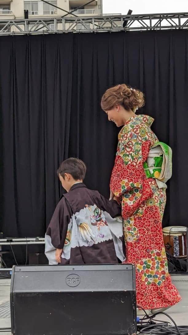 深津瑠美のインスタグラム：「Japan Festival Canada🇨🇦 Kimono-Show👘  昨日はまるで日本に帰ったような気持ちになりました。  着付け部屋には手作りのおにぎりをご用意いただき、まるで親戚の集まりに息子を連れて行ったような安心感でした。 いつも一人で頑張らなくちゃ！と気合いを入れがちな私の肩の力が抜けた、癒しの空間でした🥰  ボランティアの方々に助けられ、見守られながらステージに上がった息子。  格好良くポーズしようね✌️と伝えたのですが、ステージ上では立派な恐竜になっていました🦖🔥  ヘアメイク @miyazakimutsumi_   #Canada #festival #Japan #kimono #着物」