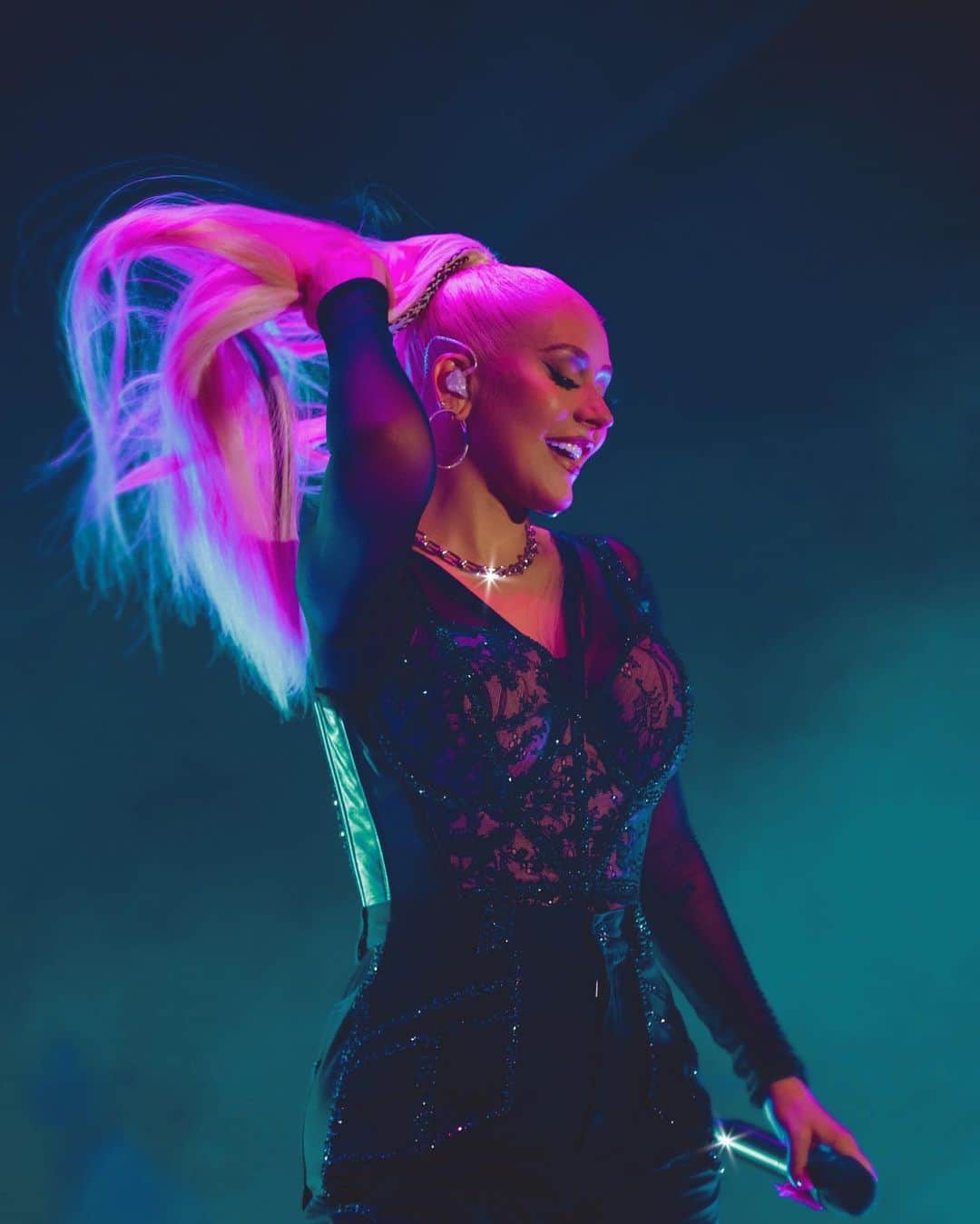 クリスティーナ・アギレラのインスタグラム：「Moments from overseas, music knows no boundaries 🤍」
