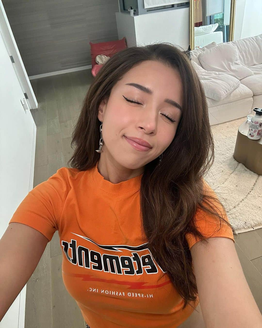 Pokimaneさんのインスタグラム写真 - (PokimaneInstagram)「hi instagram」8月22日 5時32分 - pokimanelol