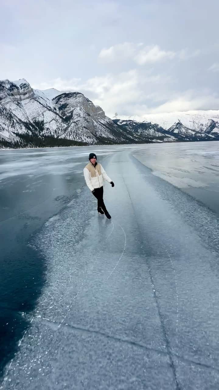 のインスタグラム：「Name a better sound than blades on wild ice 😍  Filmed by @paulzizkaphoto   #wild #ice #skating #banffnationalpark」