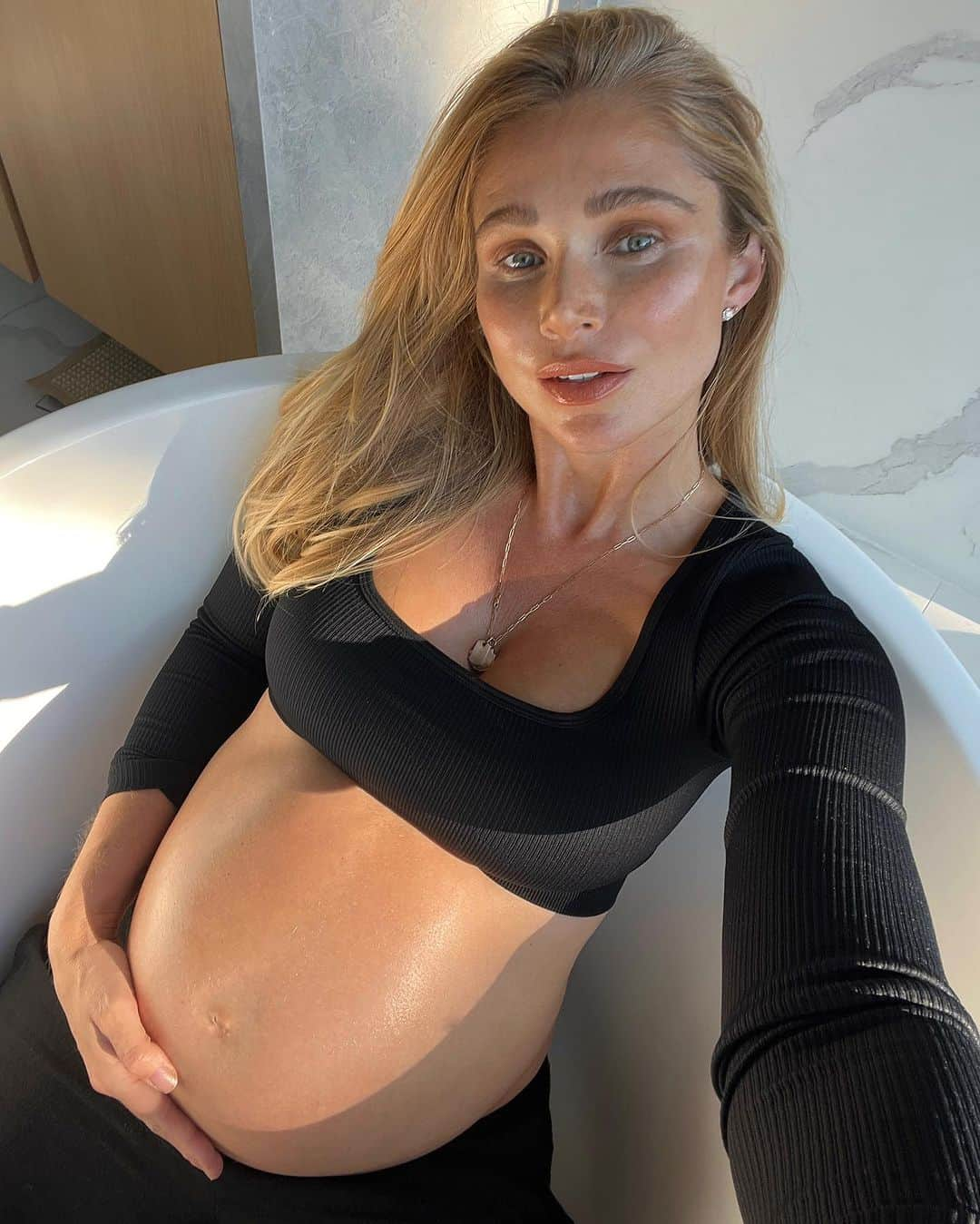 アリッサ・ジュリア・スミスさんのインスタグラム写真 - (アリッサ・ジュリア・スミスInstagram)「pregnancy skincare roundup for face and belly I’ve been using all year long… and yes, I’ve been pregnant this whole. freaking. year. 🐣  @thegoldensecrets womb wisdom oil  @bibalosangeles cream barrier  @goop all in one nourishing cream  @oseamalibu algae body oil  @furtunaskin biphase moisturizing oil @katburkiskincare power trio oil @sweetbeemagic all in one cream   #pregnancyskincare #skinroutine #pregnancyproducts #skincarelover #pregnancyglow」8月22日 5時37分 - alyssajulyasmith