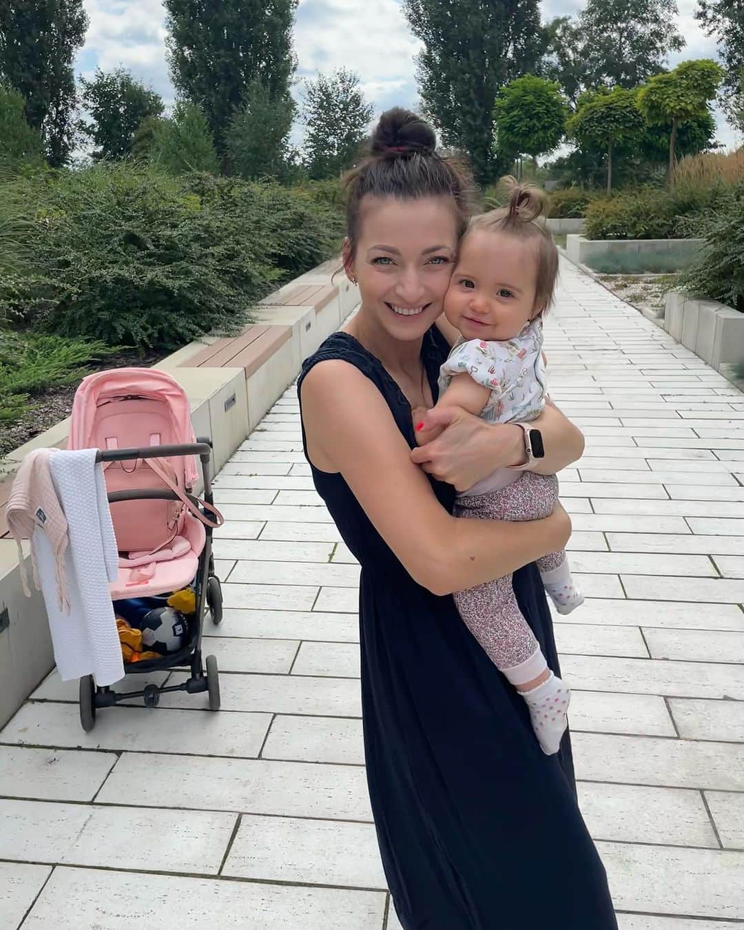 ヤクブ・ディヤスのインスタグラム：「Równo rok temu przyszłaś na świat, taka malutka, drobniutka a sprawiłaś, że nasza rodzina stała się kompletna 👨‍👩‍👧‍👦.  Dziękujemy Ci za wszystkie chwile jakie możemy z Tobą przeżyć, za to że pokazujesz naszej trójce każdego dnia jak czerpać radość z najmniejszych rzeczy💕 @jakub_dyjas_tt   #rodzina #mama #tata #braciszek #naszaczwórka♥️ #miłość」
