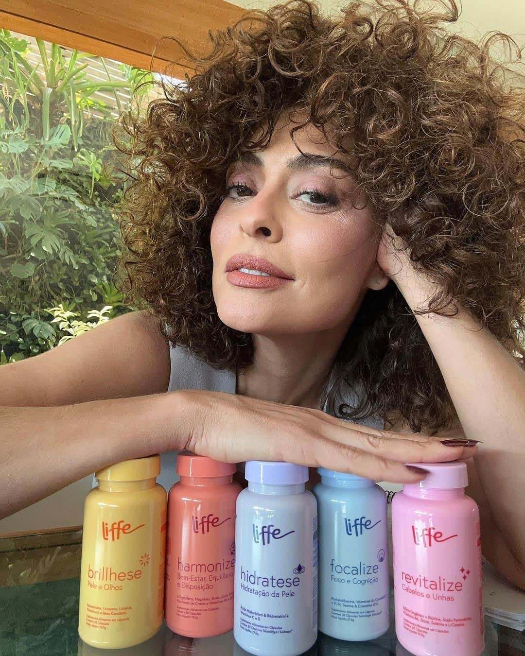 ジュリアナ・パエスのインスタグラム：「Vamos bater um papo? Qual foi a última vez que você reservou um tempo para cuidar de si mesmo?   A correria do dia a dia não é fácil. A Liffe foi criada por isso, para  facilitar a sua rotina de autocuidado. É uma seleção de 5 nutricosméticos, com fórmulas exclusivas, para cuidar da sua beleza e bem-estar. São soluções naturais, desenvolvidas por nutricionistas, para cabelos e unhas fortes, pele hidratada, proteção contra raios UV, alívio dos sintomas da TPM e ainda mais foco.  Que tal começar hoje a sua rotina de autocuidado com a @liffe.nutricosmeticos? ✨ #Publi」