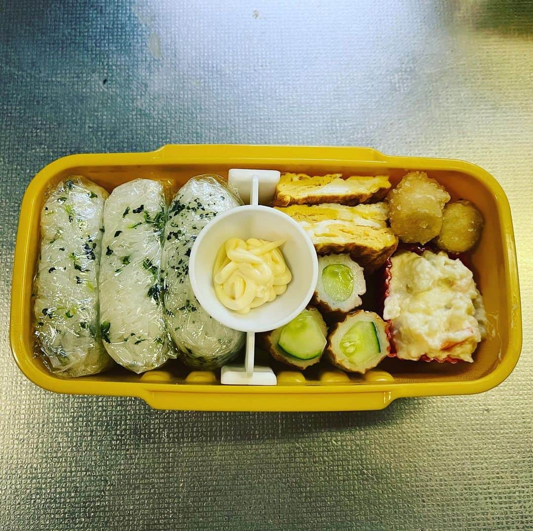 水谷さるころのインスタグラム：「お弁当メモ。ごはんは緑の三島姉弟です。かおり、菜めし、ひろし。ちくわきゅうり絶対入れてる（真ん中は燻製マヨネーズ）。」