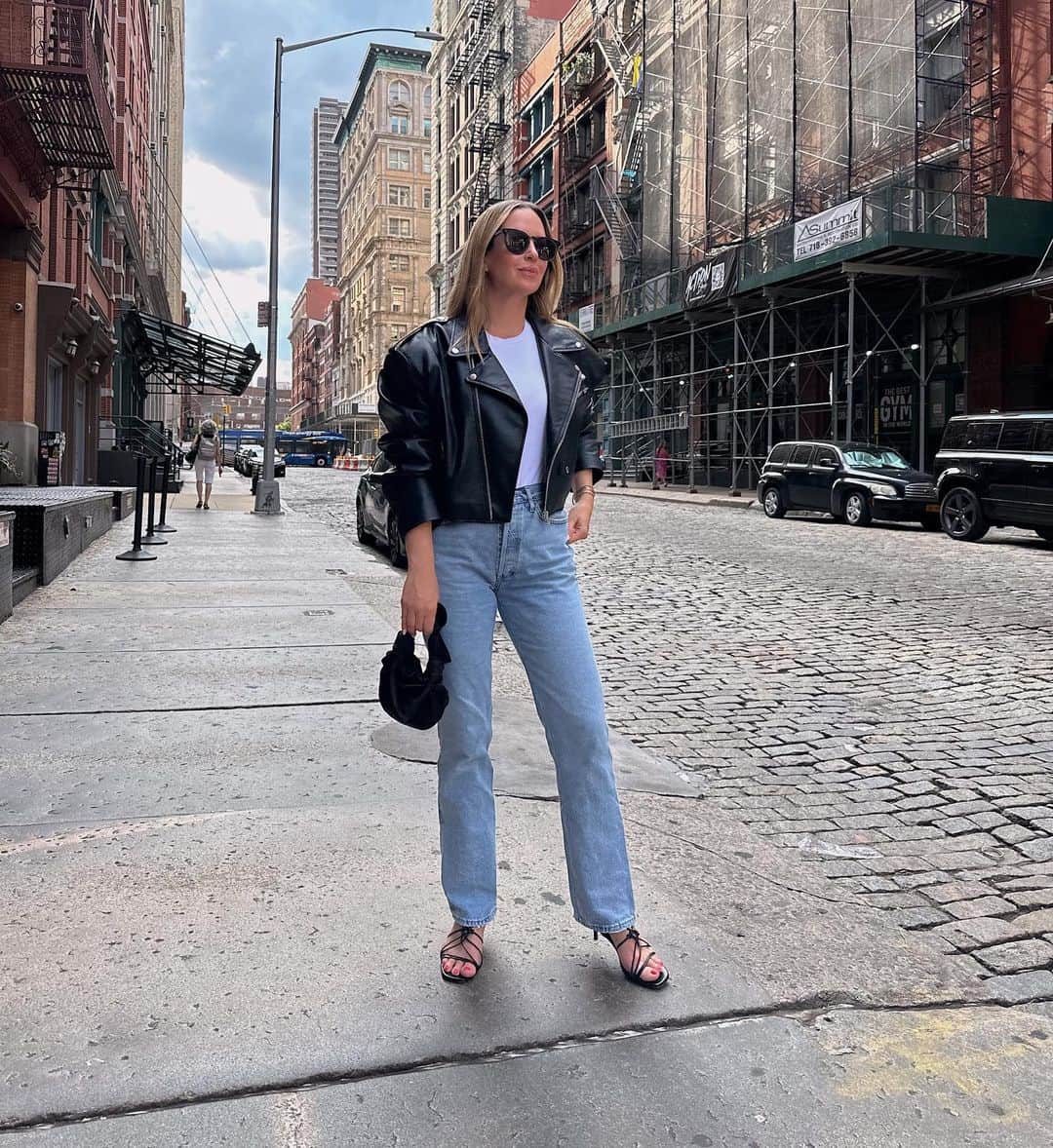 Helena Glazer Hodneのインスタグラム：「D E N I M: an updated denim guide is now up on the blog (linked in my bio). Today, @shopbop launched their big denim campaign and I am rounding up my top favorites from their massive assortment. All details and sizing can be found in the post. #shopbopdenim #shopboppartner」