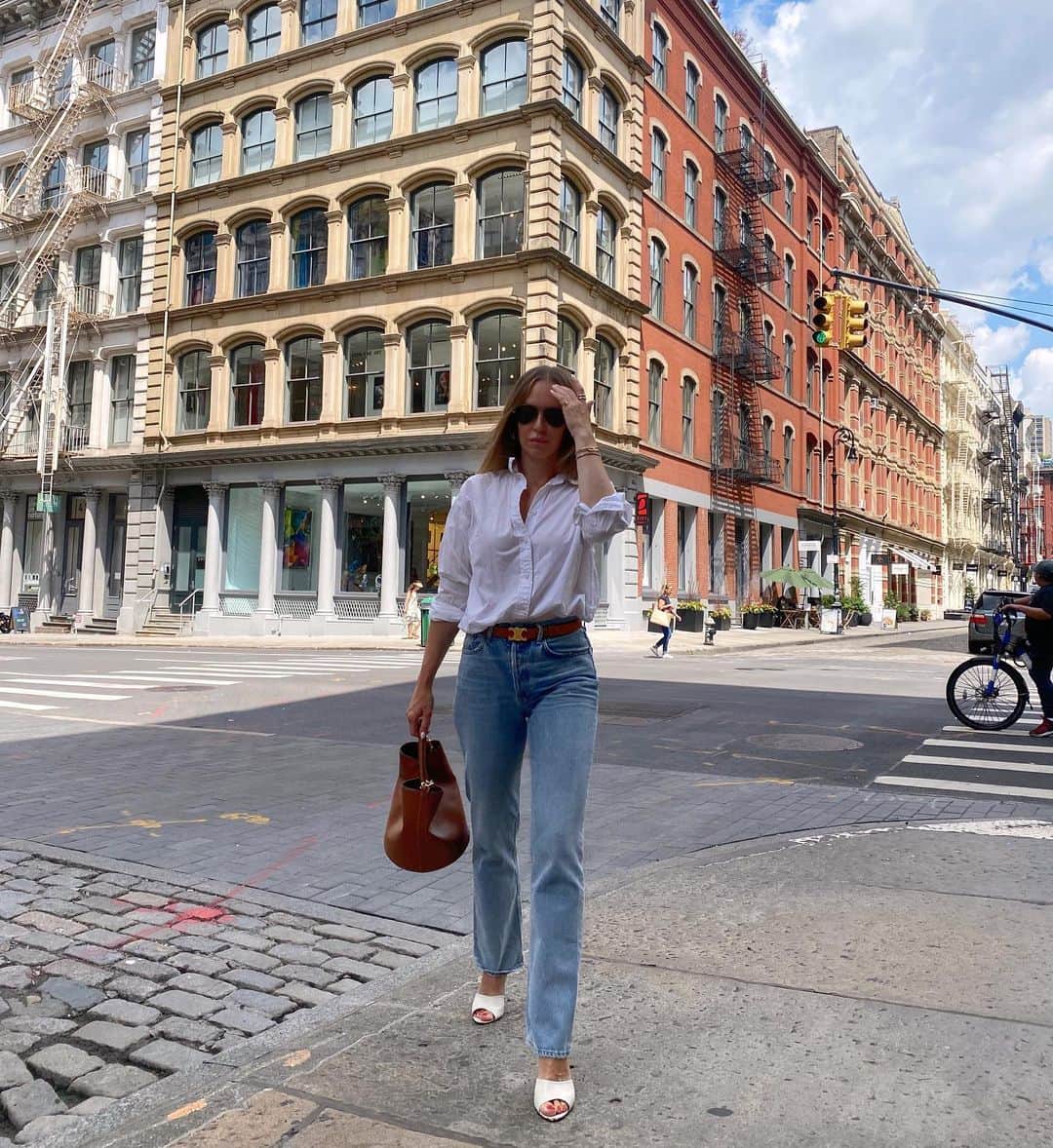 Helena Glazer Hodneさんのインスタグラム写真 - (Helena Glazer HodneInstagram)「D E N I M: an updated denim guide is now up on the blog (linked in my bio). Today, @shopbop launched their big denim campaign and I am rounding up my top favorites from their massive assortment. All details and sizing can be found in the post. #shopbopdenim #shopboppartner」8月22日 6時21分 - brooklynblonde1