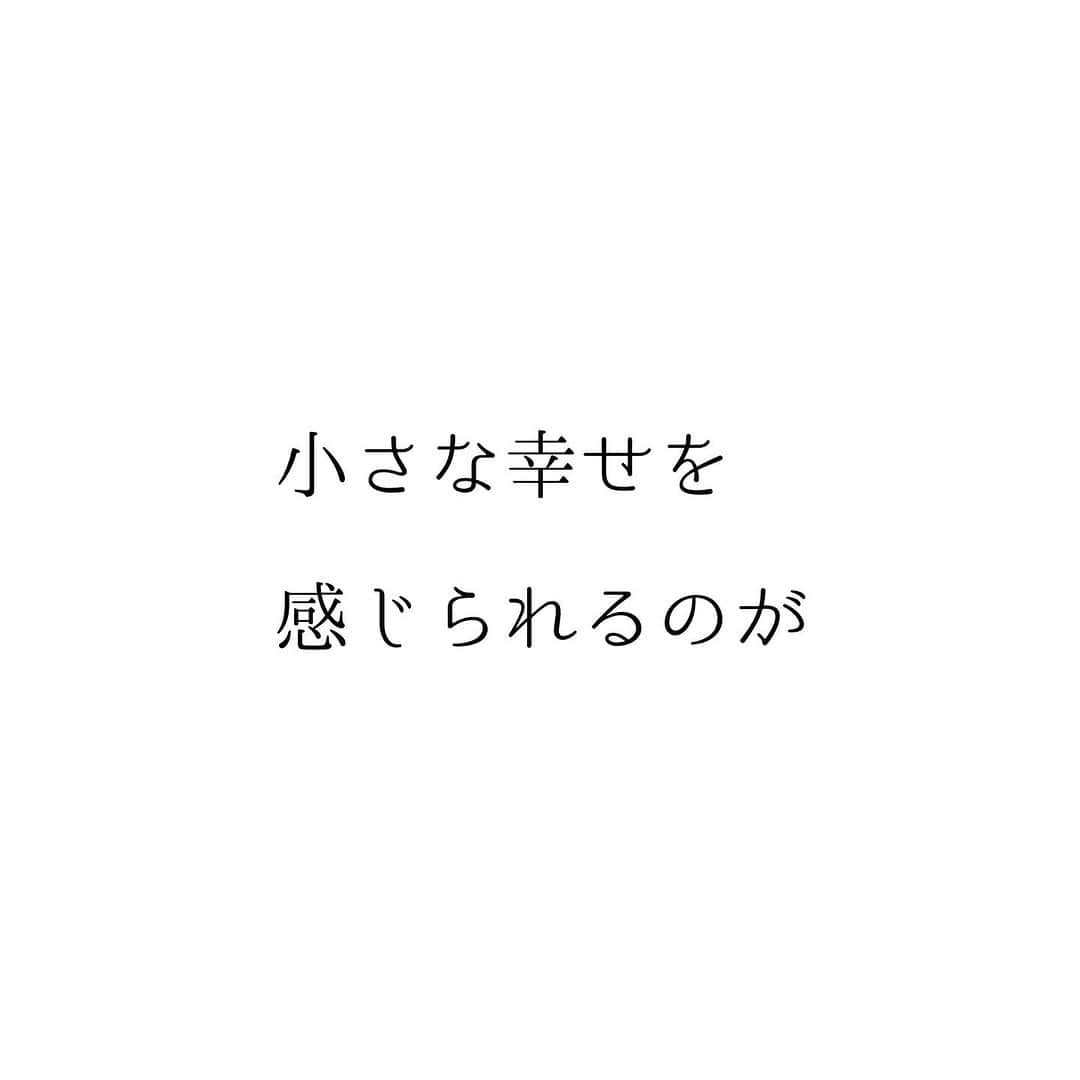 堀ママのインスタグラム：「日常の中の 無理をやめるのが 幸せへの近道だと つくづく思うのよね  しんどいと 余裕がどんどんなくなって どんどんつらくなるだけだもの  我慢しなくていいし 泣いたらいいし 泣き虫は庭に咲く ひまわりに笑われたって いいのよ  自分が つらい しんどい 泣きたい  そんな気持ちをまず認めて そして 無理を手放して 幸せになるために あたしたち誓ったっていいんじゃない？  無理をやめると 自然と幸せになれる そんな力が あたしたち人間には 備わってるわ  #無理 #無理をやめる #ネガティブ #ポジティブ #自己肯定感 #マインド #マインドフルネス  #自分を大切に   #大丈夫」