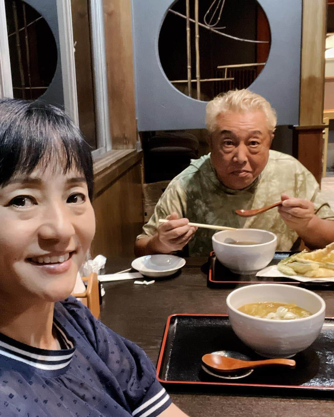 橋本志穂さんのインスタグラム写真 - (橋本志穂Instagram)「スーパー売り切れで、たまには外食しよう‼️と、近くの中華に入ったら、 ツルヤの閉店と同じ8時終わりで入れず、、 晩ご飯難民になりそうだったけど、中軽井沢のYakkoに行ったら入れた❣️ でも、焼き魚やハンバーグが美味しかったYakkoが 蕎麦居酒屋になってて、、、、。 メニューもガラリと変わっていたので 色々頼んでみた。 普段なんでもシェアする夫婦ですが、 たまには自分の好きな物を優先して頼もうーとカマンベールチーズの天ぷらをオーダー❣️ 独り占め〜(夫はチーズが嫌い) と思ったら、、、 ポテサラに粉チーズ振ってあって 夫は食べないから これも独り占め〜 シメの蕎麦に行く前に私だけお腹いっぱいになっちゃった💦 蕎麦はいらないかなーと言うと、「一口も分けてあげないからね。カレー南蛮食べたかったんでしょ？頼みなさい。残したら食べてやるから」って言うので オーダーしたら カレーがドロっとした感じで重たかったので 蕎麦つゆ貰ってサラサラにして食べたの。 美味しいかったんだけど 夫は「ドロドロがよかった」と一口食べて もうお腹いっぱい！と返してきた。  結局カレー南蛮も ほぼ1人で食べて お腹が引きちぎれるかと思うほど食べた。。  食の趣味が合わない2人が30年一緒にいるって すごくなーい❓🤣  でも、夫婦で山の家に来ると いつも料理して掃除して 東京いるより疲れるから たまの外食は楽しいねー😀 ヌーイがいた頃は、 留守番させるのが可哀想だったから、、、 こういう夫婦の 新しい冒険で ゆったりした時間も楽しまなきゃねー  #外食 #軽井沢」8月22日 6時29分 - shihohashimoto3