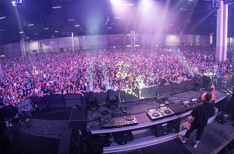 カスケイドのインスタグラム：「I have played thousands of shows over the course of my career. Some big, some small and pretty much everything in between.  I enjoy all of them BUT some of the most memorable ones are the ones that completely surprise me.  Last week I played a show in Sandy Utah with NO expectations.  I was blown away with the size of the crowd and how much energy they had. People going all in like it’s the first show they had ever been to - and for all I know it might have been. It was a memorable one - thank you! 🙌🏼🙏🏼❤️  📷 @markowensphoto」