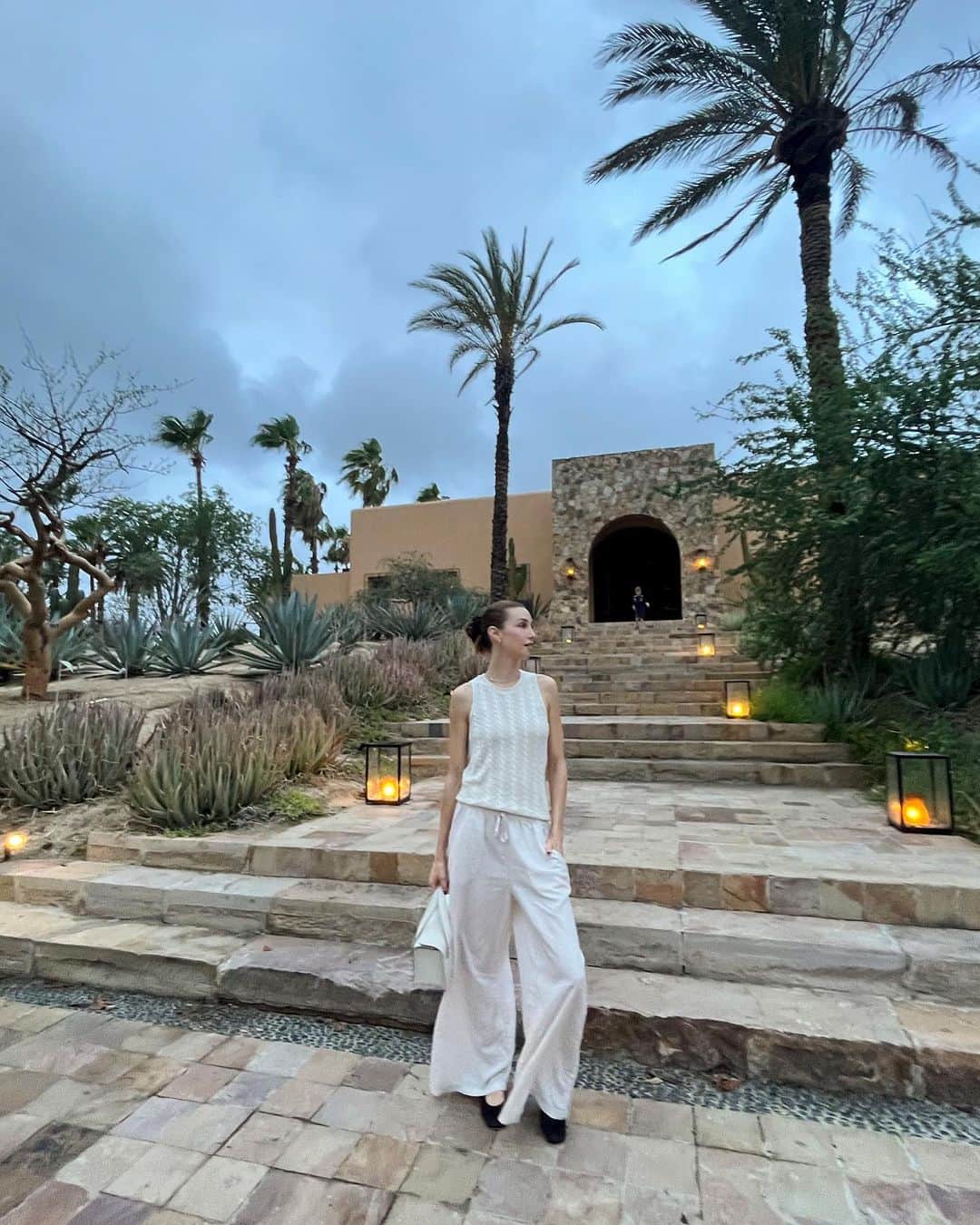 ホイットニー・ポートのインスタグラム：「🌴Dinner with kids vibes 🌴 @exclusiveresorts」