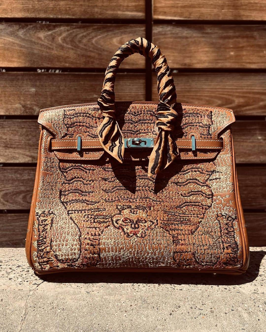 ジェイアーさんのインスタグラム写真 - (ジェイアーInstagram)「The Vintage Iconic Hermes Bag Collection transformed by Jay Ahr  At Maxfield, Los Angeles Leather weaving & Embroidery by Jay Ahr  #hermes #jayahr #jonathanriss #kelly #birkin #HAC #hermes #embroidery #sustainable #Art #birkinbandana #hermesbandana #bandana #everyhumanisanartist #gangstahr #transformation #icons #takeami #weaving #basket #japan #tiger #tibet」8月22日 6時42分 - _jay_ahr_