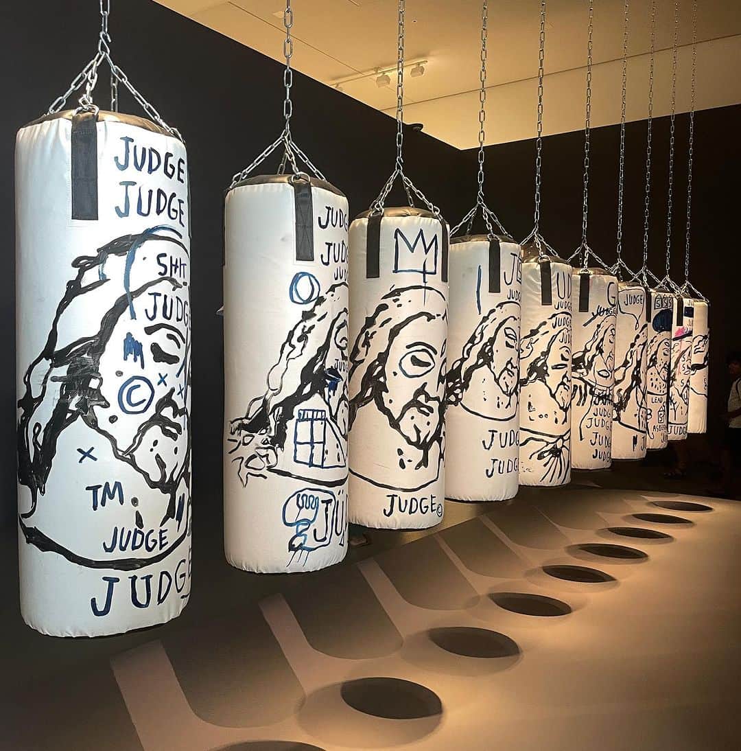 大森美希さんのインスタグラム写真 - (大森美希Instagram)「Basquiat x Warhol, À quatre mains, an exhibition at Fondation Louis Vuitton  パリ郊外、ブーローニュの森にあるルイ・ヴィトン財団の「バスキアxウォホール、4つの手」展にやっと行けました。  なかなか見応えがありました。  8月28日まで開催中です。  #basquiat #warhol #basquiatxwarhol #jeanmichelbasquiat #andywarhol #exhibition #fondationlouisvuitton #paris #exposition #artist #art #80s #80sart #newyork   #バスキア #ウォーホル #バスキアxウォーホル #ルイヴィトン財団美術館 #アーティスト #アート #現代アート #ポップアート #ニューヨーク #ジャンミシェルバスキア #アンディウォーホル #美術 #芸術」8月22日 6時45分 - mikiomori_