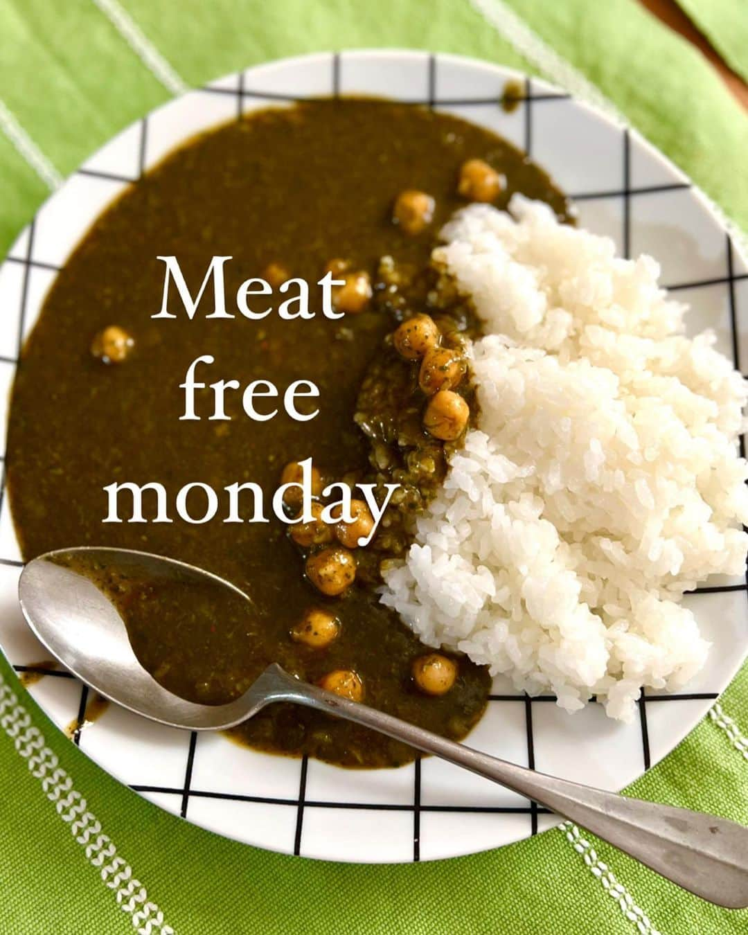 屬美於のインスタグラム：「#meatfreemonday   ひよこ豆とはまっているモロヘイヤのカレー  クミンシードとニンニクを炒め、玉ねぎをみじん切りにして入れてとろけるまで炒めて、ひよこ豆に塩とターメリック唐辛子🌶️をいれてふかします。  モロヘイヤを炒めて、とろっとしてきたらトマトを投入。コリアンダー投入。  最後にガラムマサラとアフリカで買ったスパイスをいれて出来上がり。  身体によさそうなカレー🍛❤️☺️ 食べすぎてしまった翌日にもおすすめです。  #meatfreemonday  #yogini #週一度 #ベジタリアン #ミートフリーマンデー」