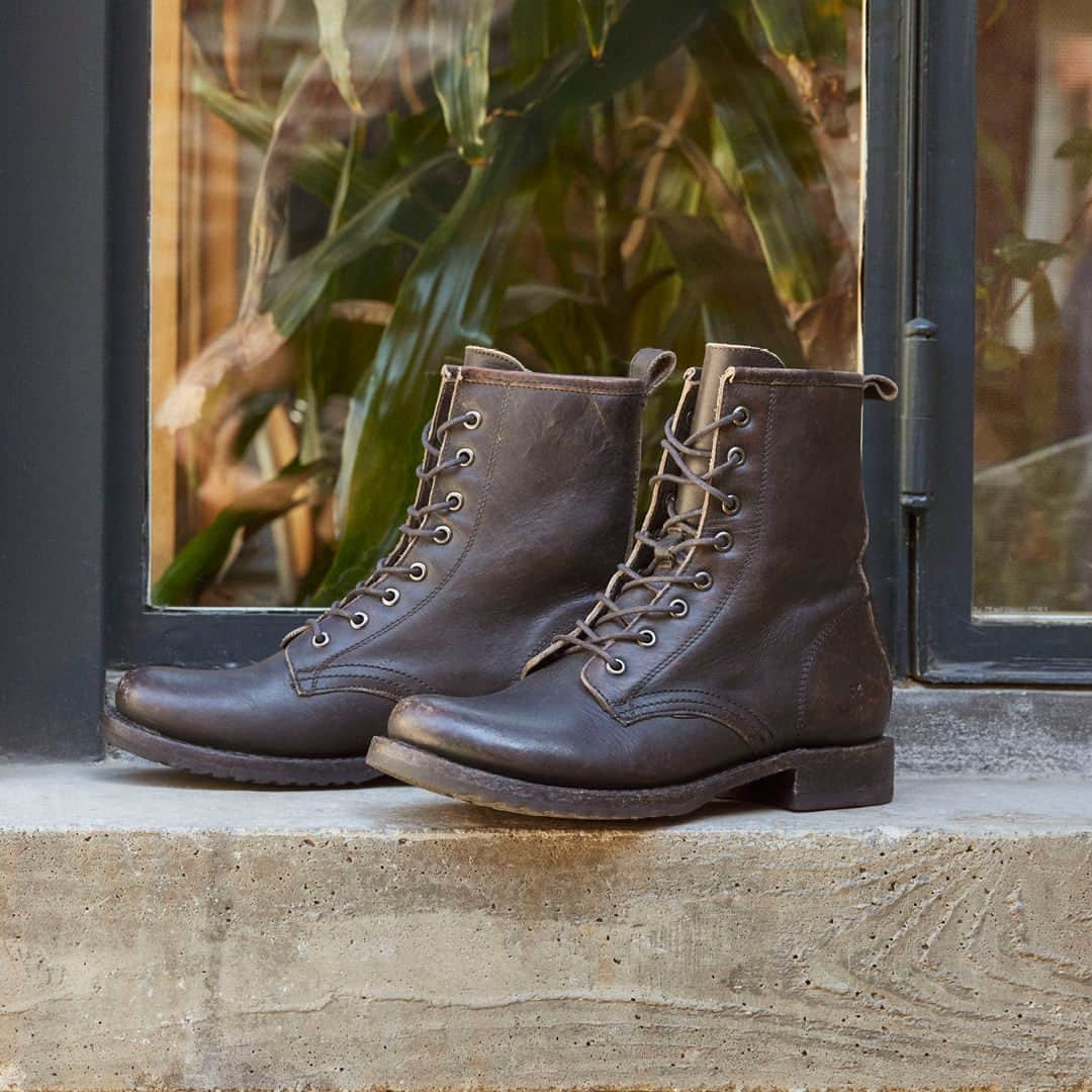 フライのインスタグラム：「This combat boot adds edge to any look for year-round.」