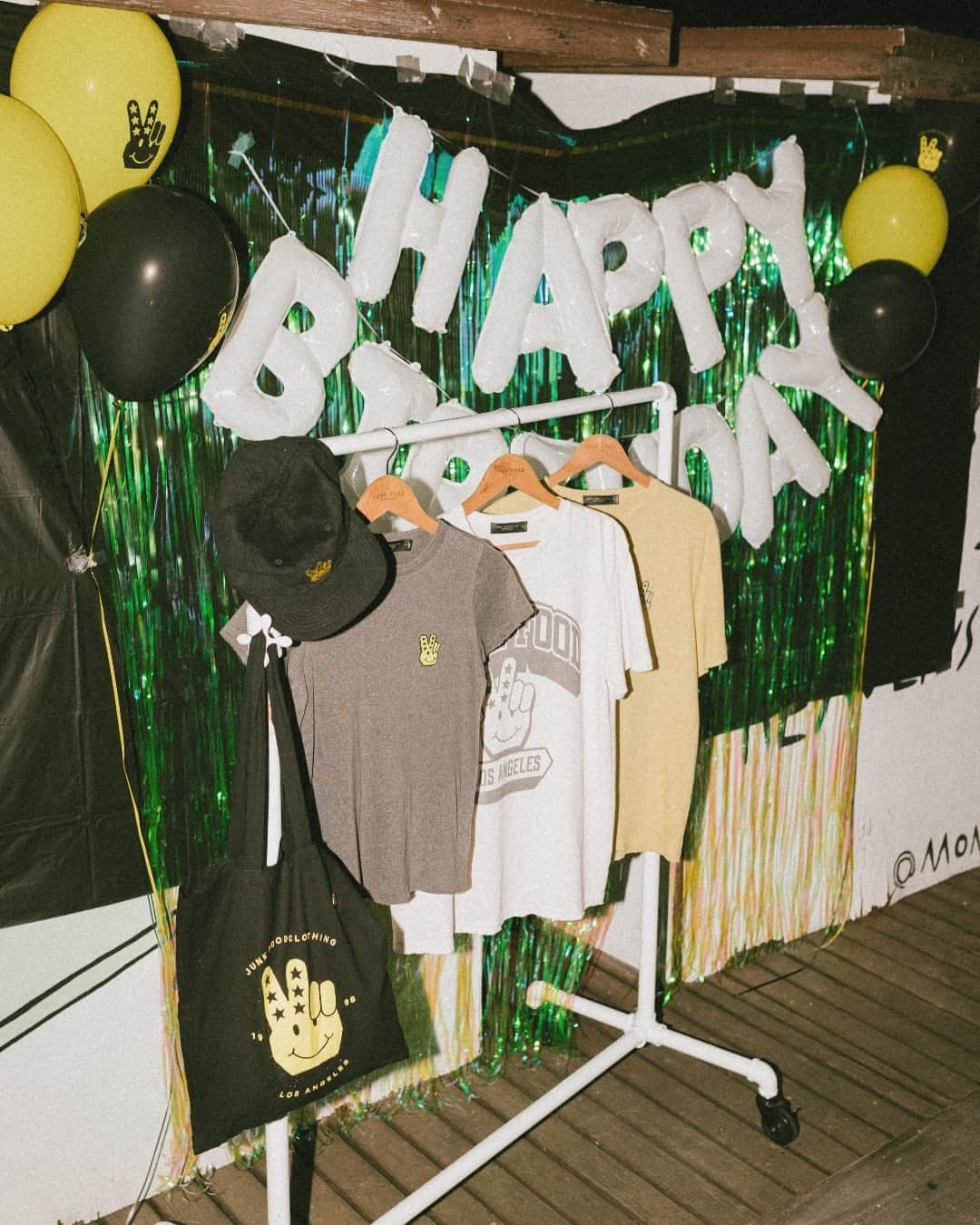 ジャンクフードのインスタグラム：「wrap up leo szn with us! #taptoshop from our bday collection ✌️🎊」