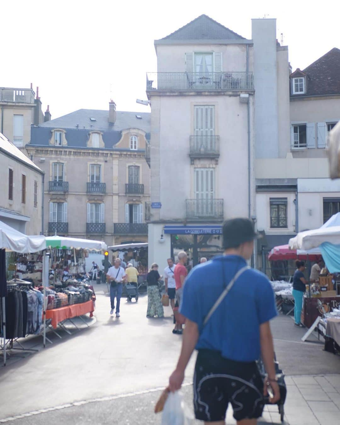 マリウス葉のインスタグラム：「Making memories across France before uni stress kicks in 🇫🇷  大学の疲れが溜まる前に、フランスで友達たちと夏の思い出を作りました🐓🐣🐝🍇🧀🥖🍷」