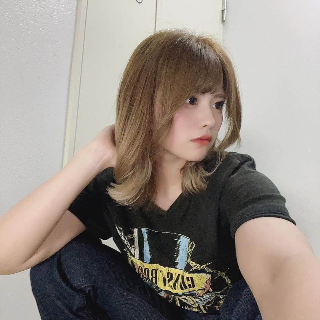 佐藤まりんさんのインスタグラム写真 - (佐藤まりんInstagram)「. かみあかるくした . #ダブルカラー #タブルカラー #ハイトーンベージュ #インナーカラー #インナーカラーベージュ #イヤリングカラー #バンドt #バンドtシャツ #バンドtコーデ #デニムコーデ #デニムパンツ #ウルフカット #ウルフボブ #ウルフカット女子 #ウルフ女子 #レイヤーカット #レイヤーボブ #レイヤーカットミディアム #tシャツコーデ #tシャツ #tシャツデザイン #tシャツ女子 #黒t #黒tシャツ #黒tシャツコーデ #黒tコーデ #夏ヘアカラー #ハイトーンロブ #カジュアル女子 #カジュアルコーテ」8月22日 7時12分 - marin_satoh_