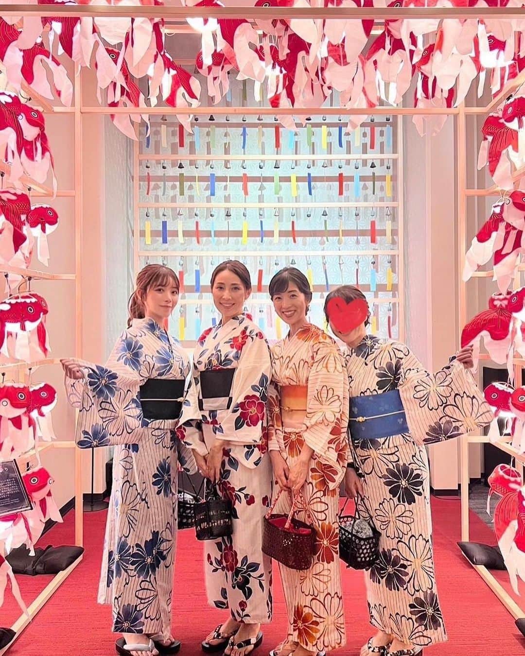 宮田綾子さんのインスタグラム写真 - (宮田綾子Instagram)「画像を連打してみて❤️いいねのハートデカくなる、笑 👘浴衣でお誕生日会🎂 ホテル雅叙園にてヘアセットからスタート♩ みんなで綺麗にしてもらったら浴衣選び👘 私以外の3人偶然同じ柄の色違いだったんだけど、笑 和食ランチすっごく美味しかったし、都内にいる感じがしなくて旅行気分でした🤍 食後は有形文化財の「百段階段」を見学して、とにかく盛りだくさんなお誕生日会でした🎐 浴衣や草履、バッグも持ち帰りできるので本当はそのまま着て帰りたかったけど自転車に乗るので着替えました😹 素敵な夏の思い出🍉  いよいよ今週末は大阪インスタセミナーです🎤 お会いできる方、楽しみにしています♩ 参加を迷っていた方はお早めにお願いします、インスタ初心者の方も大歓迎🙌 インスタの使い方がわかるとますます楽しめますよ♩ 詳細は私のプロフィールURLからご覧ください👀 ❤️ @ayako__miyata ←21.6万フォロワーありがとう❤️  8/26(土)10:00〜新大阪 9/23(土)10:30〜東京 @ayako__miyata 👈🔗ここから🥰  #ホテル雅叙園東京 #浴衣 #浴衣ヘア #浴衣女子 #浴衣女子会 #ゆかた #ゆかた女子 #浴衣でお出かけ #夏コーデ #夏休み #お誕生日会 #yukata #tokyo #tokyojapan」8月22日 7時13分 - ayako__miyata