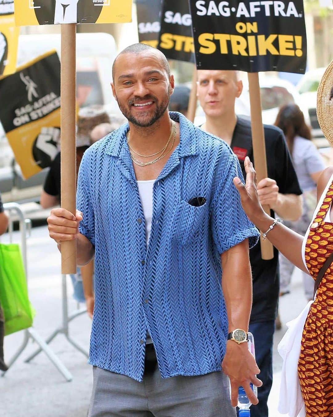 ジェシー・ウィリアムズのインスタグラム：「💪🏽 Solidarity with labor, period.  Workers united can halt operations in a multi-billion-dollar industry because they are necessary. If they are necessary, they have value. If they have value, they should have an unobstructed view of that value: transparency re: the fruits of their labor and the ability to negotiate fair compensation reflecting that value.   Only 5-15% of our union members earn the annual $26,470 needed to qualify for health care. So 85-95% of us earn less than $26,470 a year. @Variety estimates that only 2 percent of the union’s membership “safely earn a middle class wage…” This is about the working class, not the wealthy.  Hold fast and fairly. 🪧 @sagaftra 💪🏽 @wgawest @wgaeast」