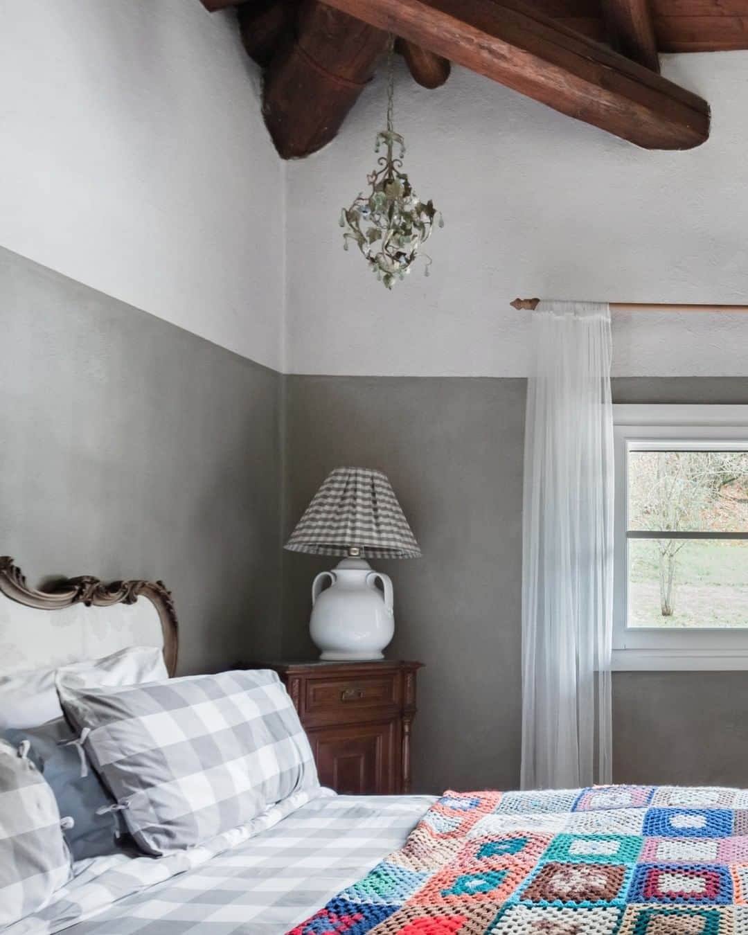 Airbnbのインスタグラム：「Stay in a private room and take a cooking course in this chef-owned Tuscan home.」
