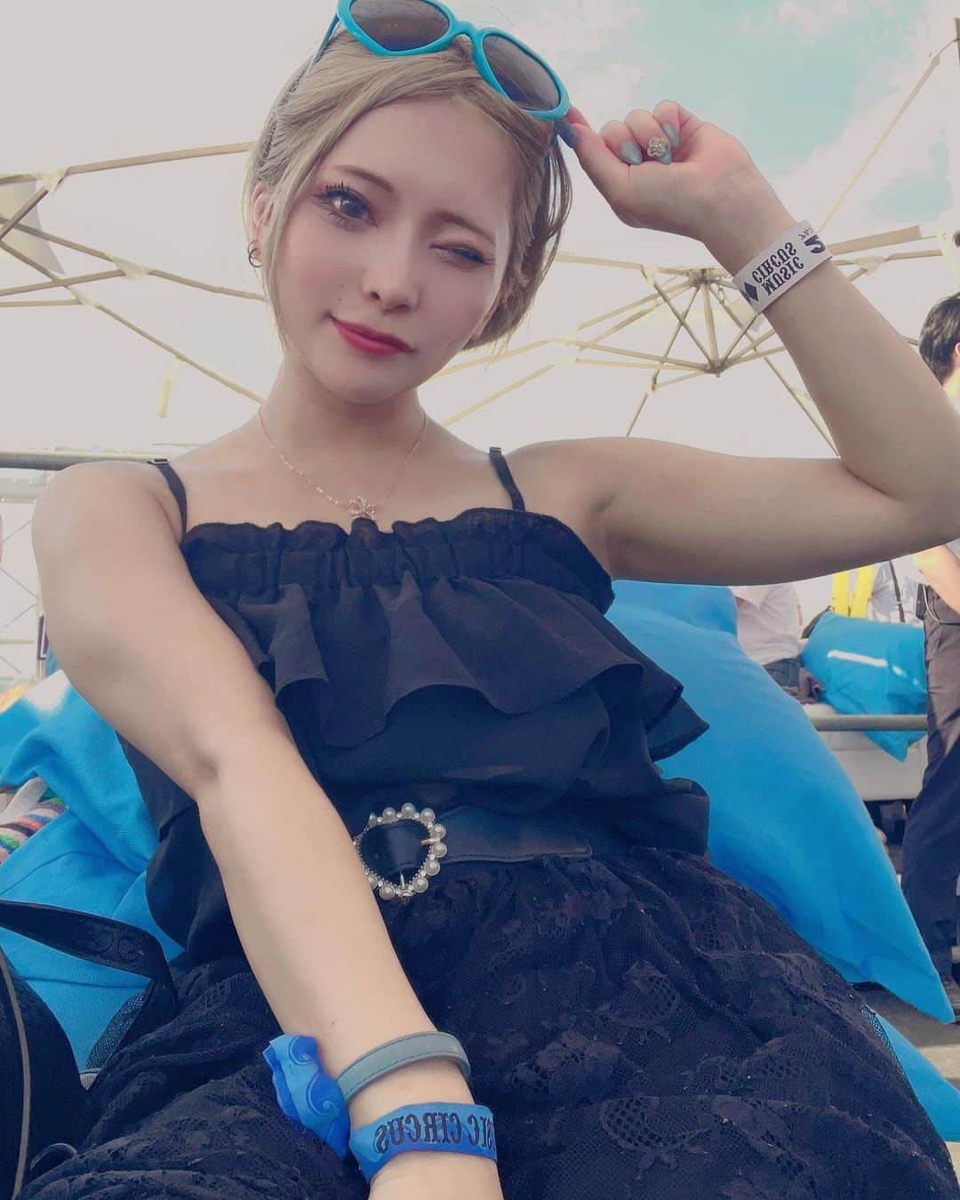 ありえのインスタグラム：「💙💖💙💖💙 : : :  この日で背中がめちゃんこ焼けました🫠  . .  #バーレスク大阪 #バーレスク東京 #バーレスク大阪ありえ #北新地 #インスタ映え #ホスト  #韓国メイク  #童顔女子  #実物とは異なります   #burlesqueosaka  #burlesquetokyo」