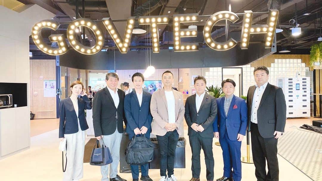 中谷一馬のインスタグラム：「敬愛する仲間たちとシンガポールを視察。 深夜便で出国し、早朝便で帰国する滞在時間50時間の強行軍でしたが、ヘルスケア、マイナンバー制度、デジタル通貨、経済・労働政策、スタートアップ、イノベーション、ASEAN外交など幅広く先端的な知見と現場感を得ることができました。 末端から現政権を超える選択肢をつくれるように粉骨砕身頑張ります。」
