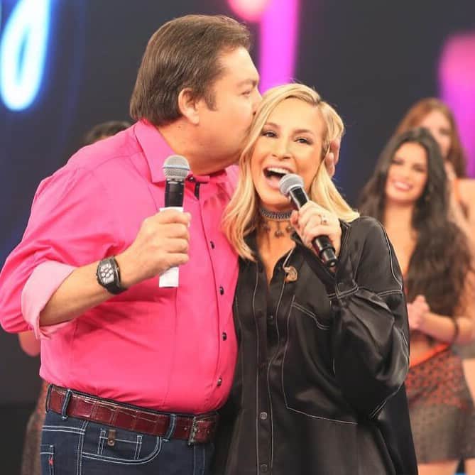 Claudia Leitteのインスタグラム：「Querido Fausto,  Dr. Fábio Gaioto cuidou do coração da minha mãe, e isso é, obviamente, um sinal de que você está em excelentes mãos! Como eu sei que foi Deus quem o capacitou e à toda equipe médica, só espero que você fique tranqüilo e descanse.  Te amo e tenho muita gratidão por tudo o que você é e representa, pelas oportunidades que me deu e pela pizza que comeremos juntos quando você estiver de coração novo!」