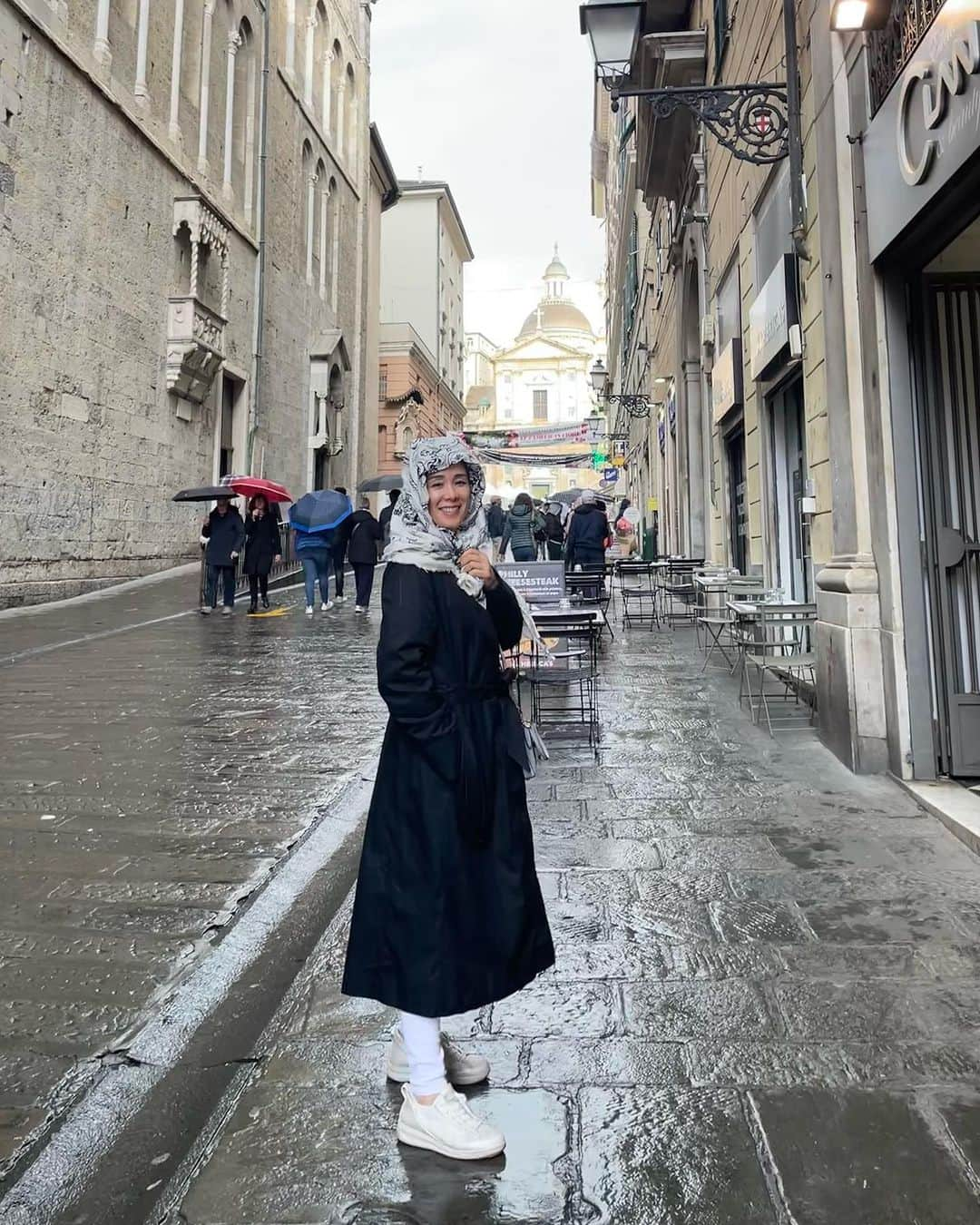 紙本真琴さんのインスタグラム写真 - (紙本真琴Instagram)「#イタリア旅行 旅の思い出を集めることも好き  海外に行くと、その地のオリジナルチャームをPANDORAでコレクションしてる  他の国では買えない価値があるな、って思ったのと  パンドラの意味にシンパシーを受けたから⇩  ギリシャ神話のパンドラは、粘土から造られた人類最初の女性  プロメテウスに罰を与える目的で、ゼウスがヘファイストスに造らせた  パンドラの意味は『すべての贈り物を与えられた女性』で  その名前の通り、パンドラは美貌をはじめとするあらゆる魅力を神によって授けられた✨って！  イタリアでは各都市に訪れたこともあって特別に3つ買ったんだー  でもクレモナのアパートメントを出てジェノヴァへ向かい、駅からホテルへ移動する途中  バスから降りる時に息子が私の重いスーツケースを降ろしてくれるのを手伝ってくれたの  そちらに気を取られたのか自分のリュックをバスに置いてきちゃって  ホテルで気づいて直ぐに連絡したけど 既に時遅し…  息子の思い出いっぱいに詰まったリュックの中身を失くしたことが何より悲しい思い出となりました  ジェノヴァは雨が時々降って海辺や街の景色もそれはそれで風情があって素敵だったよ  余談だけど…日本の旅の思い出は耳かき！ 相当な種類の耳かきが箱に詰められてるよ〜  今は使ってる人もいないのか、売っているお店も少ないよね  #イタリア #italy #pandora #ジェノヴァ　#genova #パンドラ #チャーム #ギリシャ神話 #お土産 #collection #コレクション #コレクター #macotokamimoto #スタイルアップコーディネーター #パーソナルスタイリスト #耳かき #51歳 #大人スタイル」8月22日 7時37分 - macoto.kamimoto