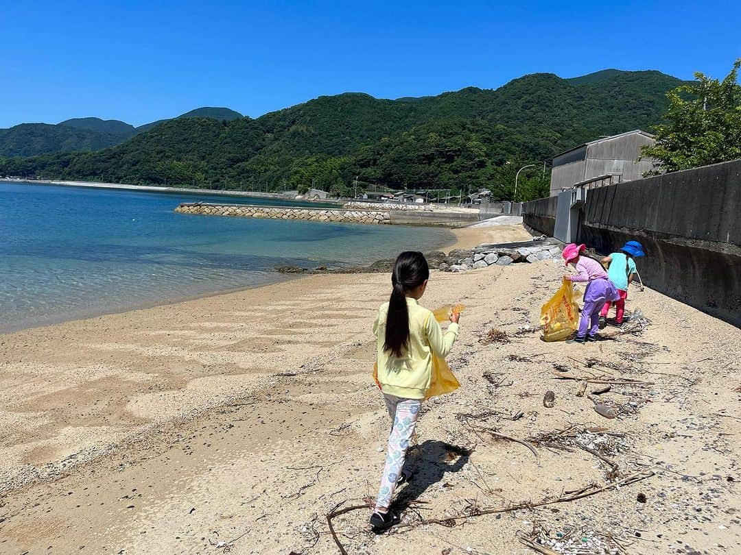 東尾理子のインスタグラム：「海遊びをする前に、ゴミ拾いから🗑️ 台風の後もあって、色々な種類のゴミを見つけました🌀 海の生き物たちが、安全に暮らせるように🐬  ビーチクリーンをすると心もスッキリ❤️  夏らしい色々な海遊びを楽しませて頂いてます🌊  #バナナボート #ビスケット #マリンジェット #サップ #シュノーケリング #貝拾い #磯遊び  朝から晩までノンストップ❗️ 夏のゴルフの1日には慣れてるけど、海はまた違う疲労感がありますね🤣❣️笑笑  #夏休み #周防大島  #海遊び #ビーチクリーン #ゴミ拾い」