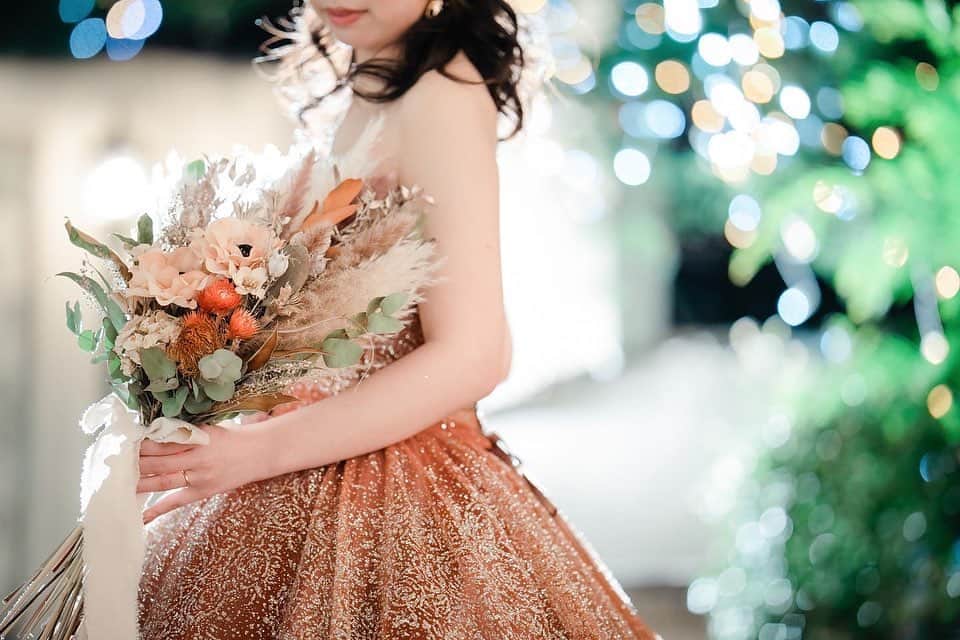 アニヴェルセル 大阪 公式のインスタグラム：「💐ブーケのご紹介💐 結婚式当日はずっと新婦様のお手元にあるブーケ✨  ドレスのお色に合わせても… 好きなお花やお色で選んでも… 思い出のお花を使ってみても… ウェディングドレスとカラードレスで変えてみるのも… どんなブーケでもとっても素敵ですよね♪  ぜひ、プレ花嫁の皆様は今後のお家合わせを楽しみにしてみてください  @anniversaire_official  @anniversaire_osaka   ＿＿＿＿＿＿＿＿＿＿＿＿＿＿＿＿＿＿＿＿＿＿  大阪・難波の結婚式場 アニヴェルセル 大阪 @anniversaire_osaka  ▫️ドレスが映えるロイヤルブルーの大聖堂 ▫️天候に左右されないフラワーシャワースペース ▫️なんば駅すぐに佇むお城のような外観  特別な空間で憧れのウェディングが叶います ＿＿＿＿＿＿＿＿＿＿＿＿＿＿＿＿＿＿＿＿＿＿  #結婚式 #ウェディング #アニヴェルセル #アニヴェルセル大阪 #大阪結婚式場 #大阪結婚式 #なんば結婚式 #なんば結婚式場  #プレ花嫁 #アニ嫁 #2023花嫁 #2024花嫁 #式場見学 #式場探し #ブライダルフェア #フォトウェディング #ウエディングフォト #大聖堂 #大聖堂ウェディング」