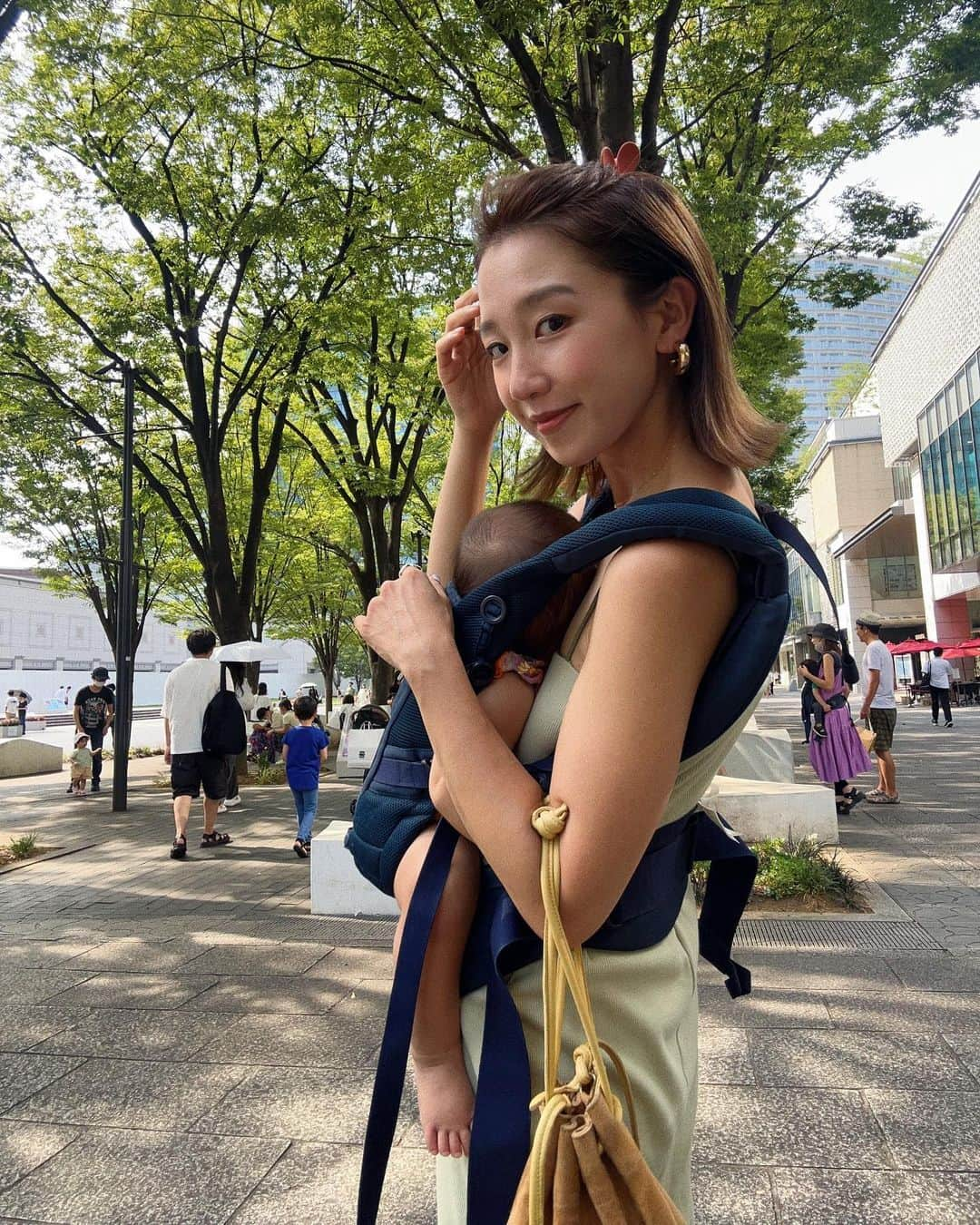 斎藤菜々子さんのインスタグラム写真 - (斎藤菜々子Instagram)「. 抱っこ紐の中炎天下だけど 必需品すぎて😮‍💨🔥  抱っこ紐は @ergobabyjapan と  @artipoppe を気分によって使い分け🪽 ナノの時使ってたやつ。 2人目用では用意してません〜👶  2人目にしておんぶ紐もデビューしたけど おんぶが楽すぎておんぶ率高め💪  抱っこ紐で寝かせて そ〜っとベビーカーに置いて起きなければ成功‼️ #ママあるある  . #__hana__ #抱っこ紐 #抱っこ紐コーデ  #0歳児ママ  #赤ちゃんのいる生活」8月22日 7時49分 - nanacoco.7